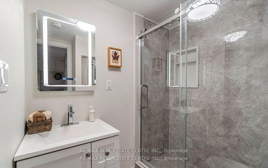 2046 Glenada Crescent photo 37