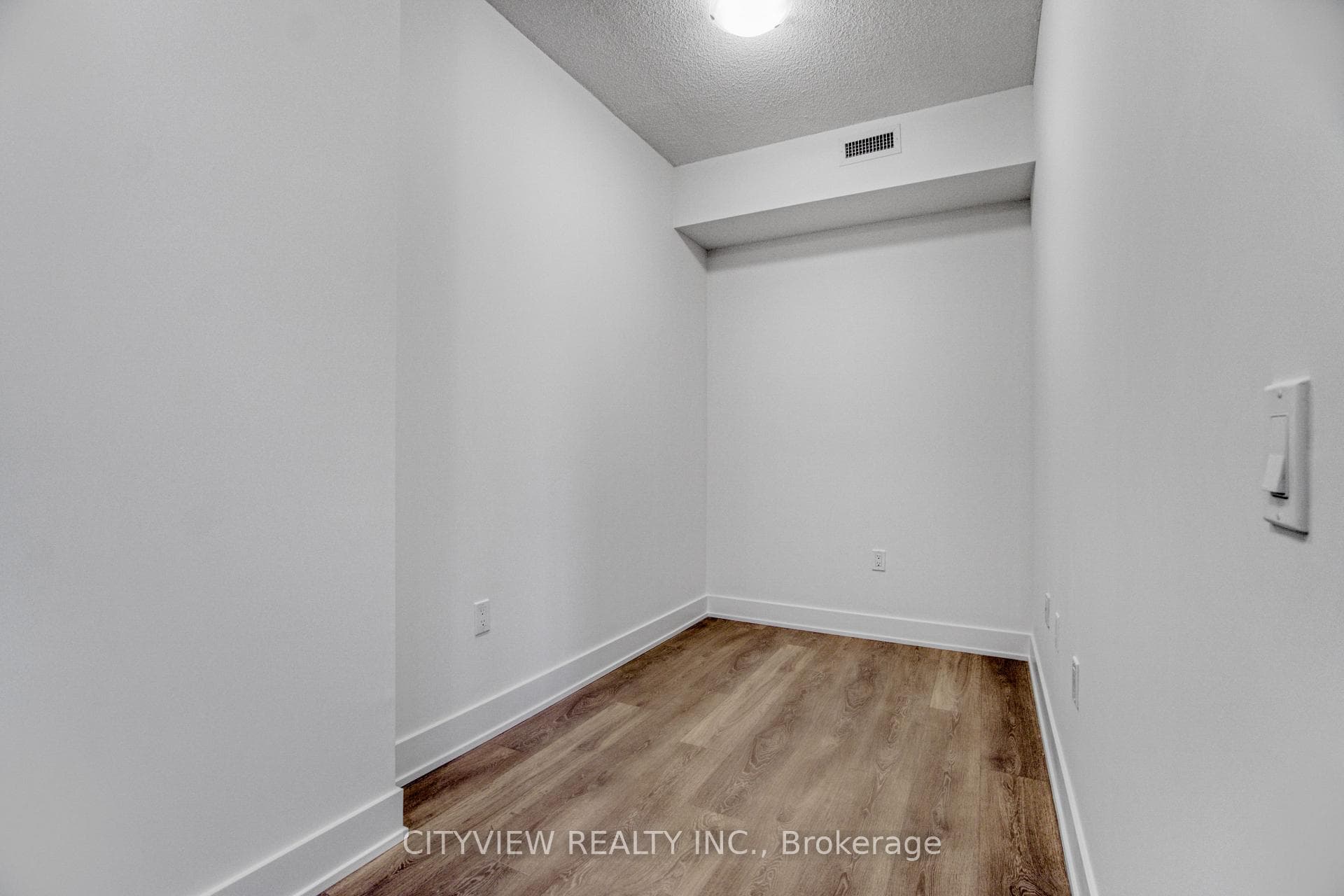 204 Burnhamthorpe Road Unit 1807 photo 10