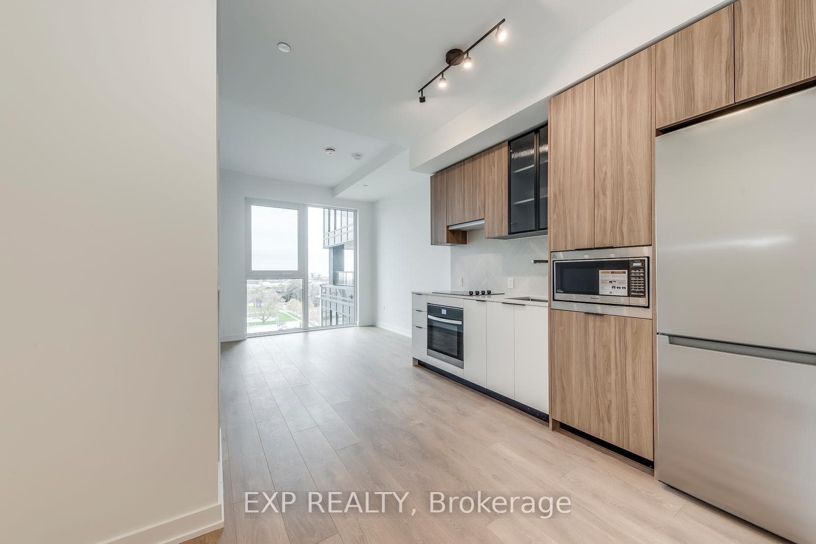 1037 The Queensway N/A Unit 608 photo 11