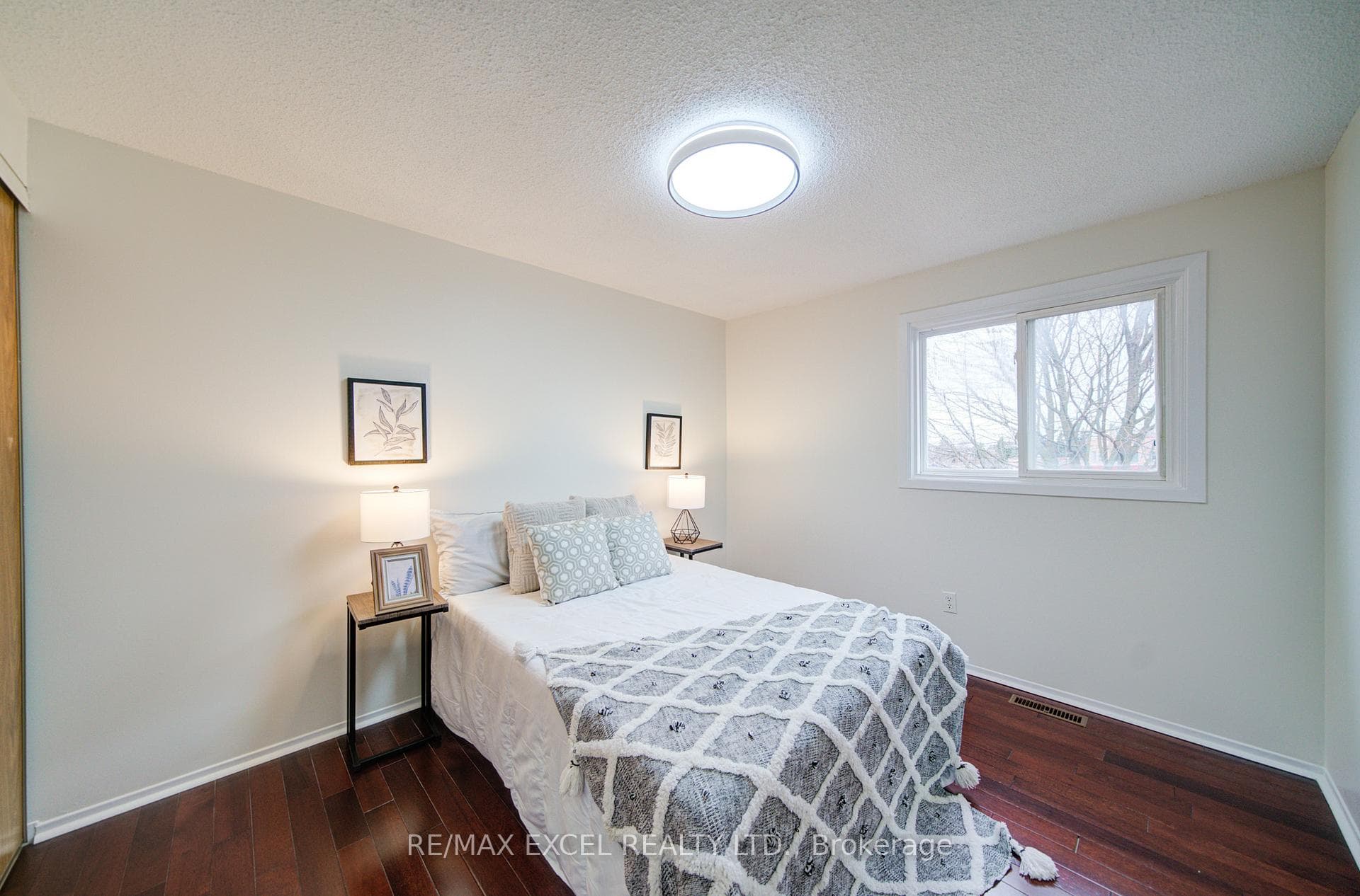 23 Tangmere Crescent photo 32