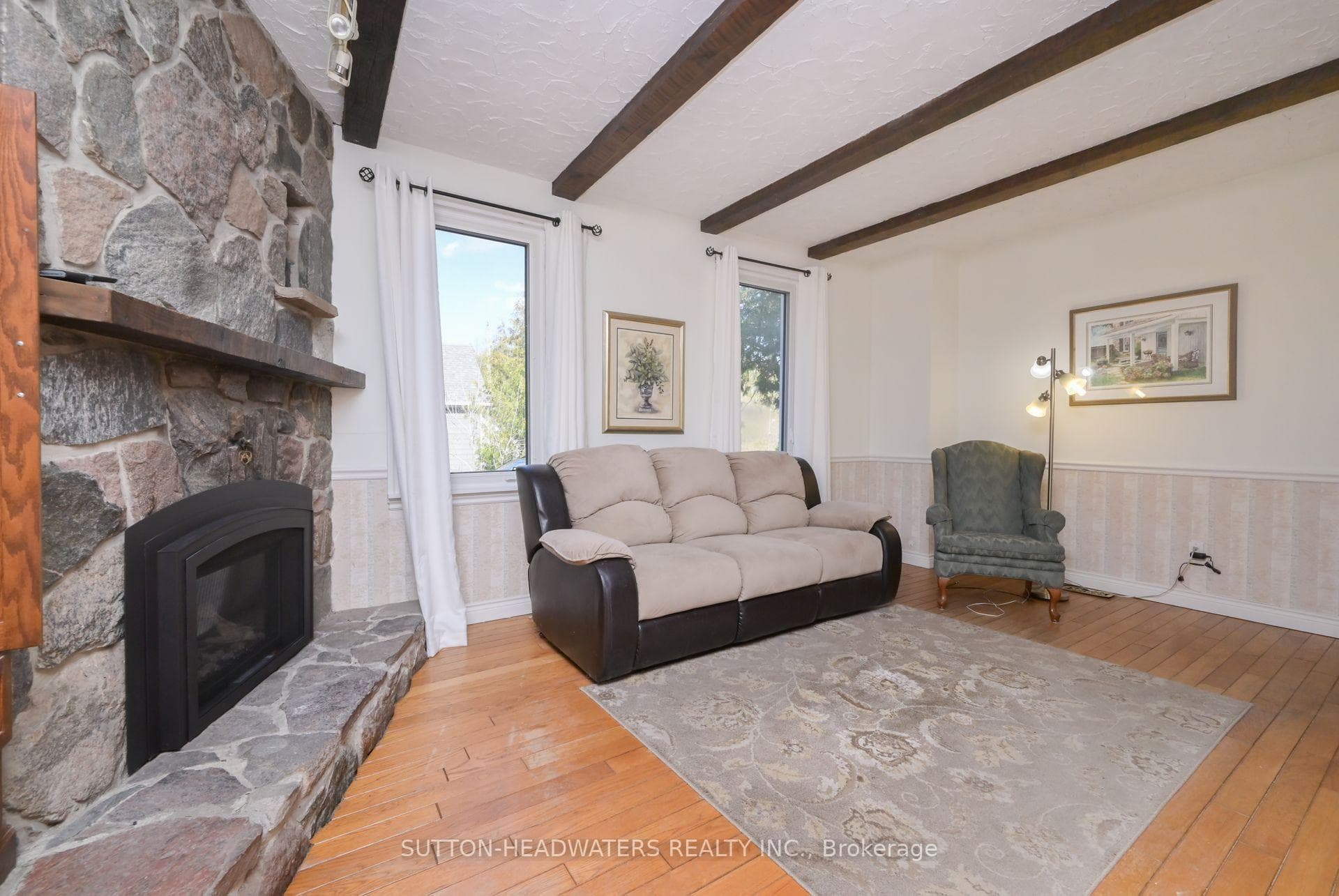 804 Forks Of The Credit Road photo 6