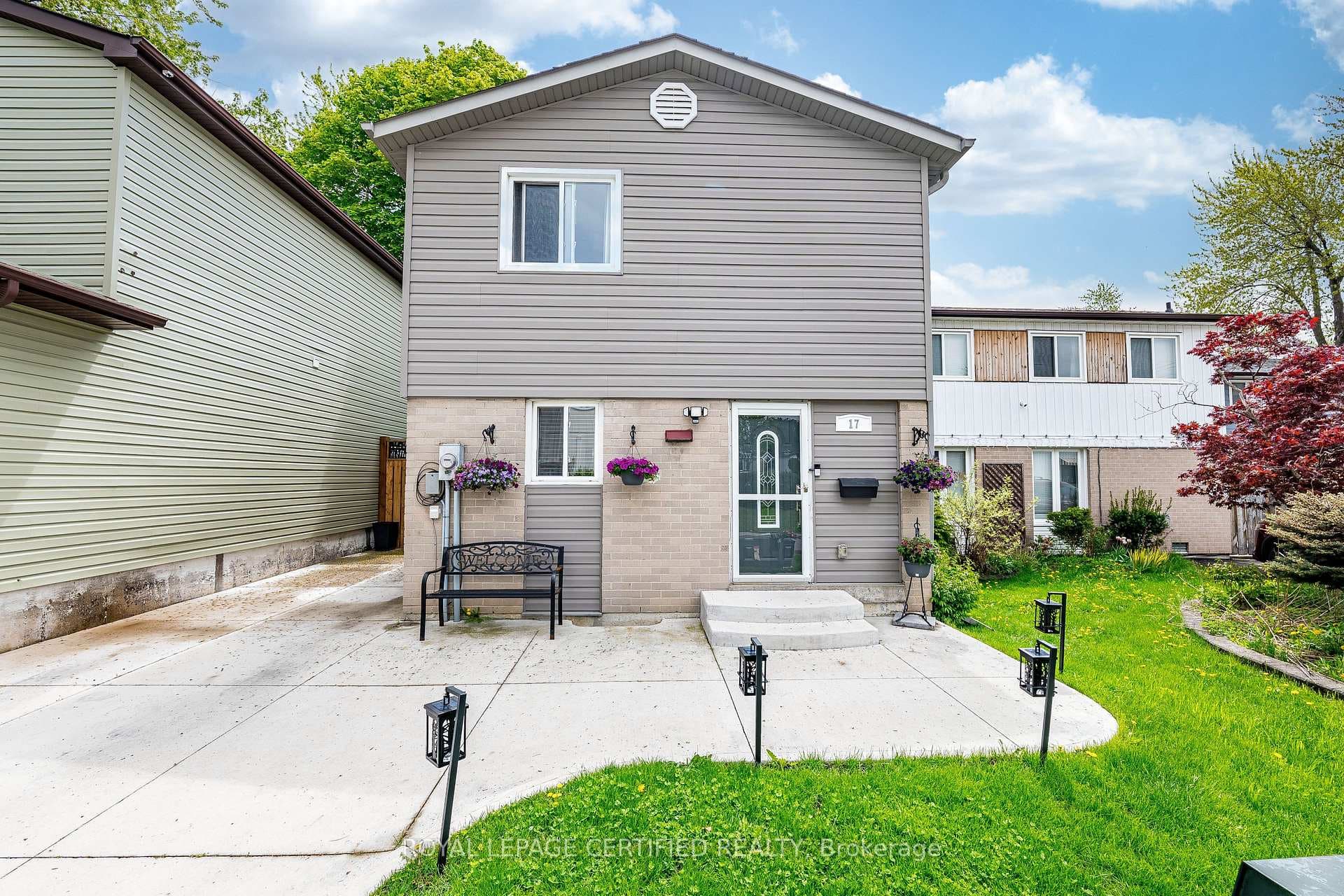 17 Holmcrest Court photo 1