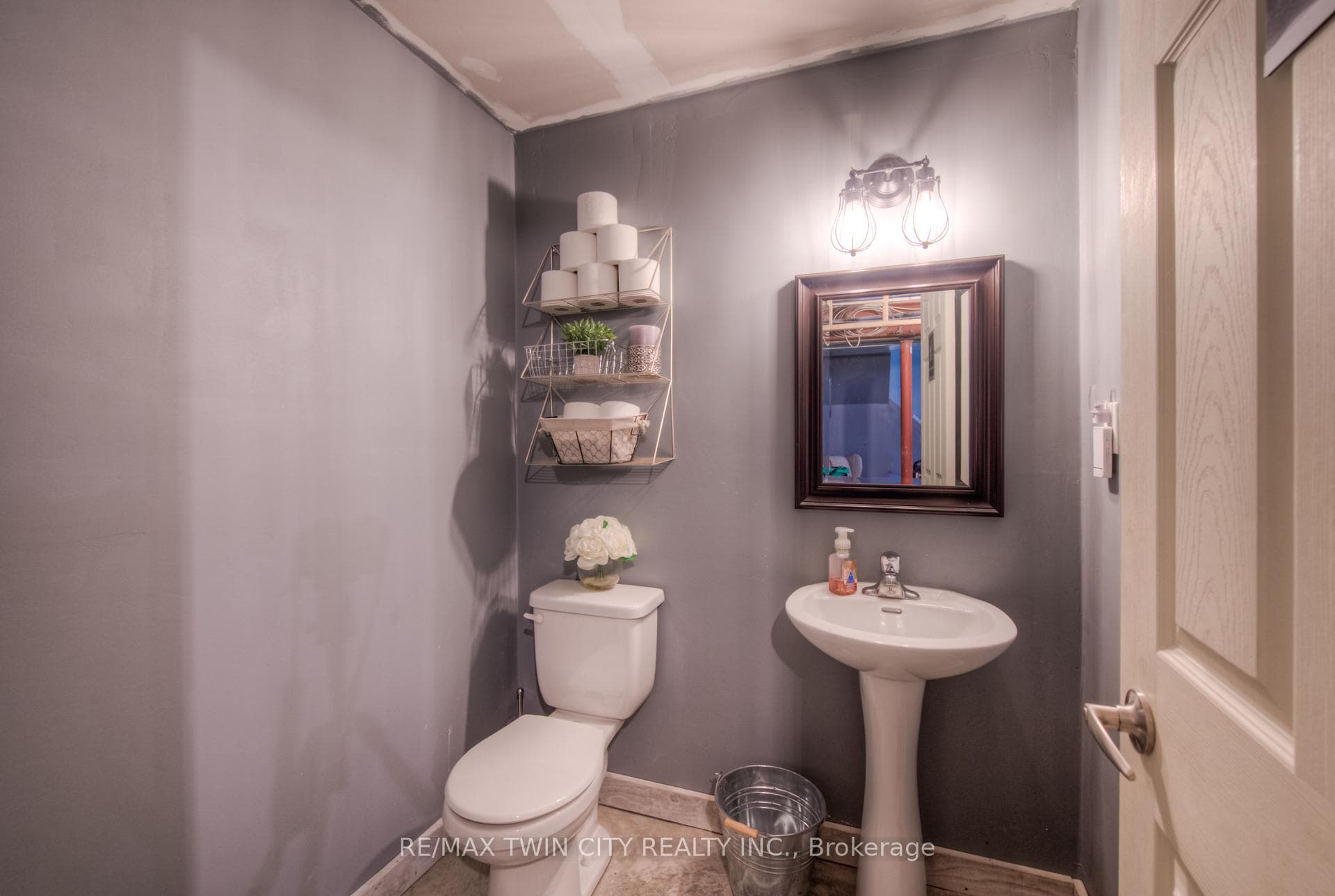 638 MORTIMER Drive photo 31