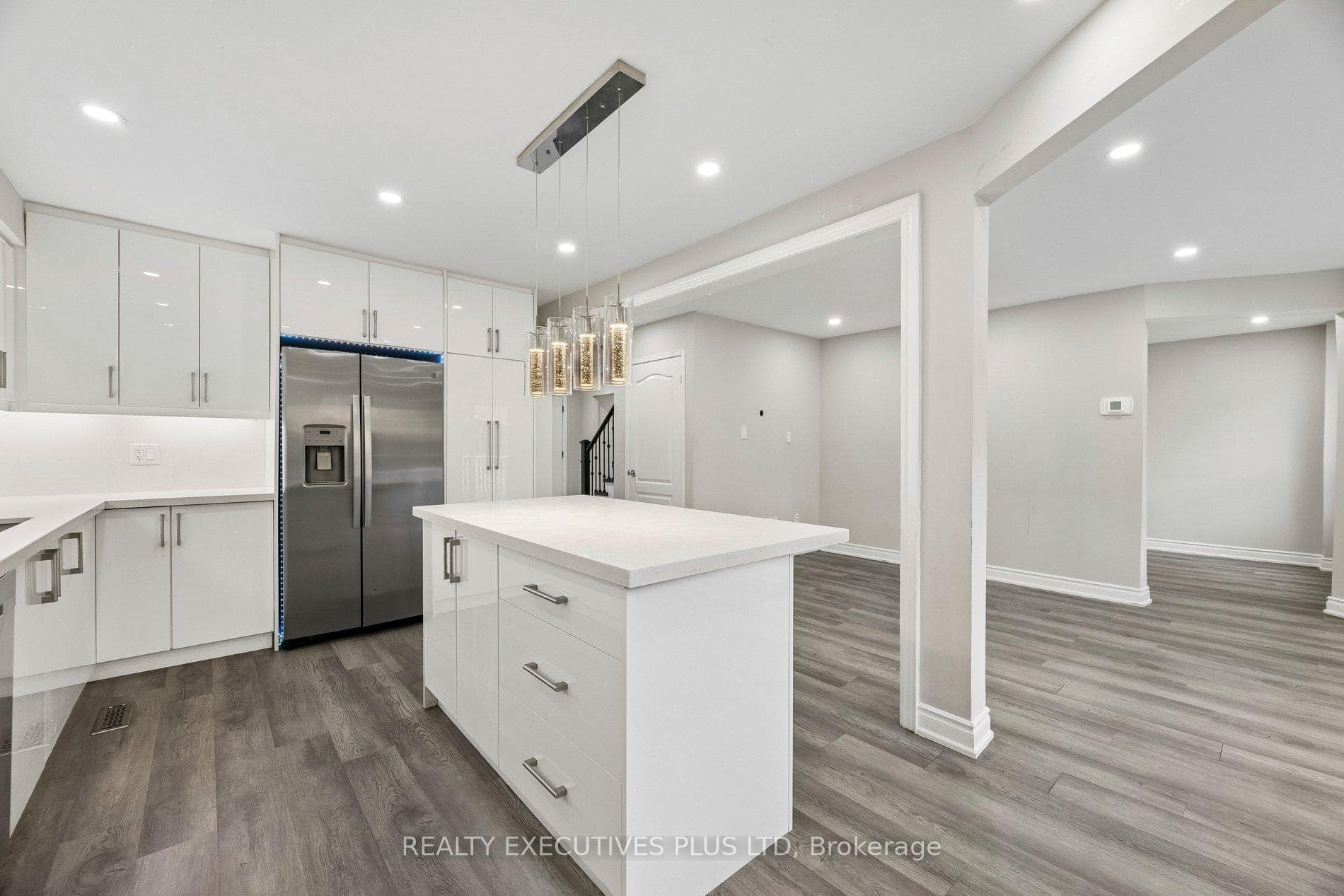 693 Barnes Crescent photo 17