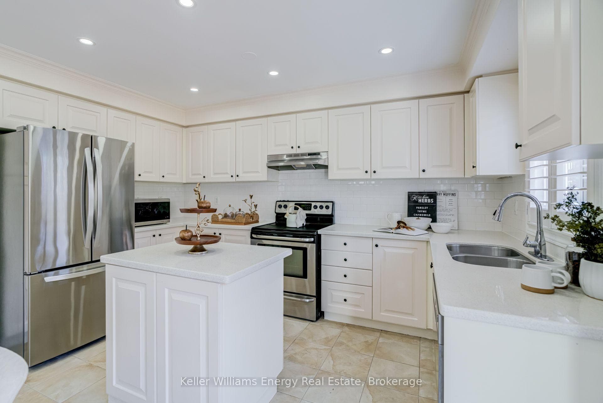 1342 Harlstone Crescent photo 3