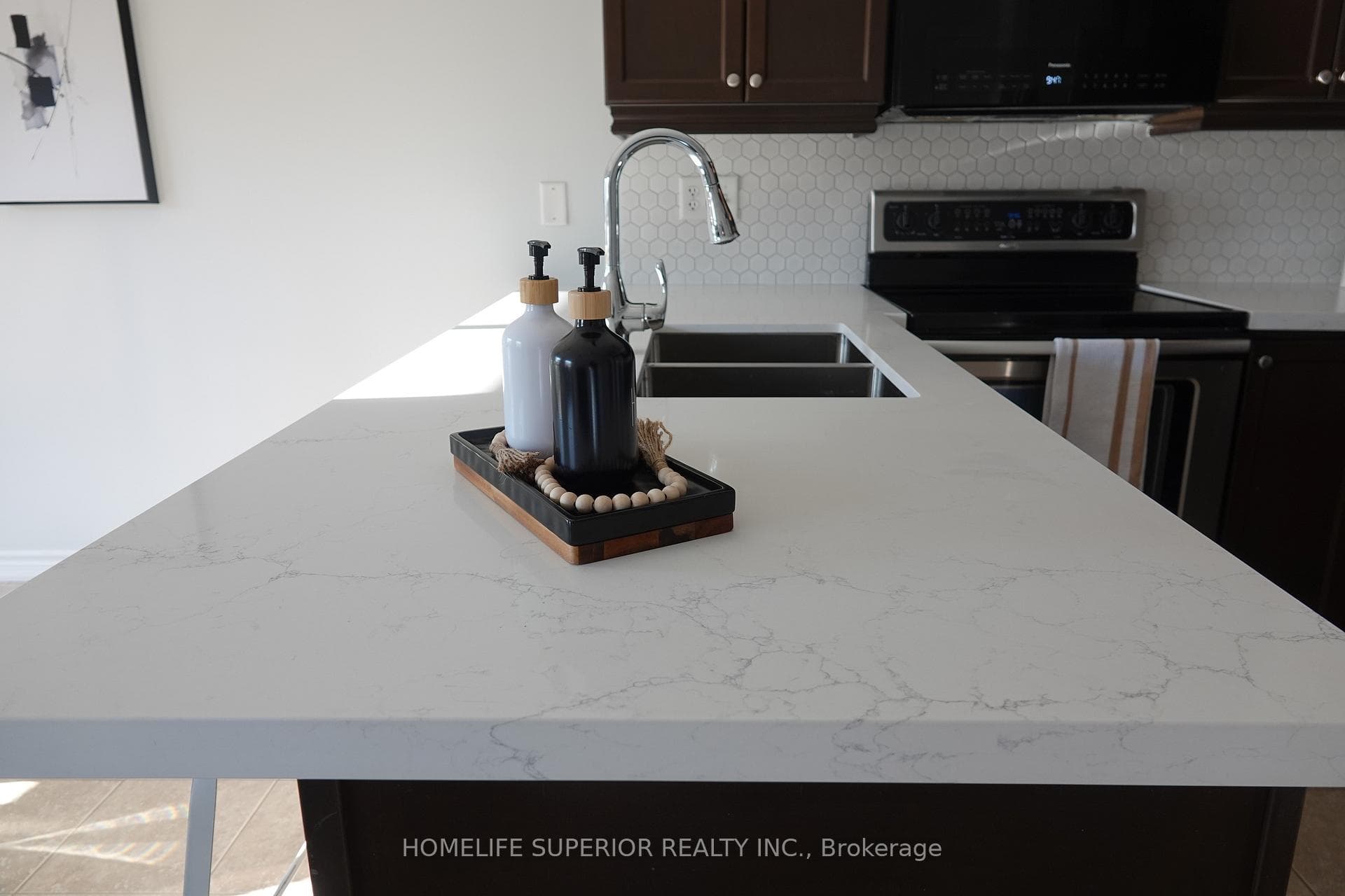 23 Laprade Square photo 12