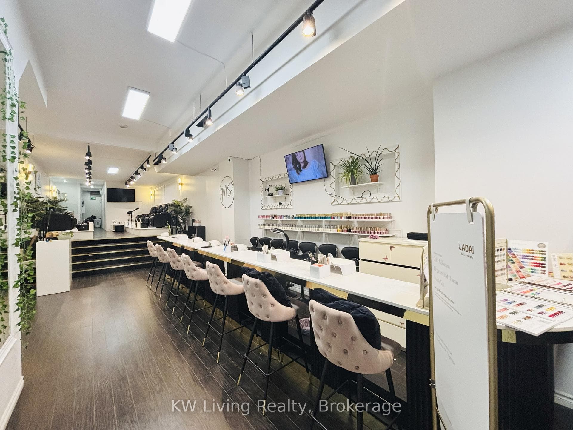 680 Queen Street photo 2