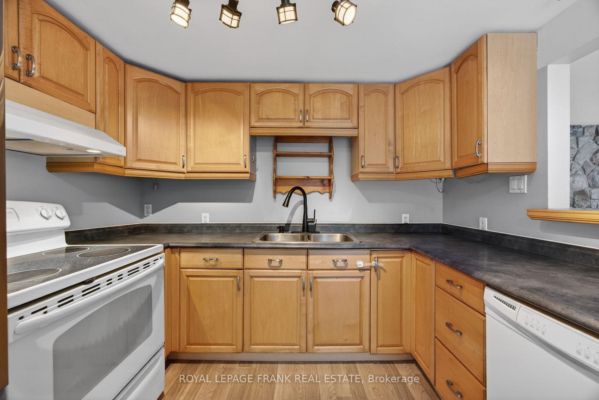 3576 John Street photo 5