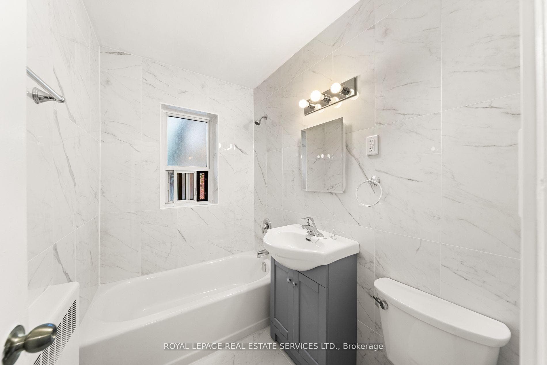 308 The Kingsway N/A Unit 110 photo 18