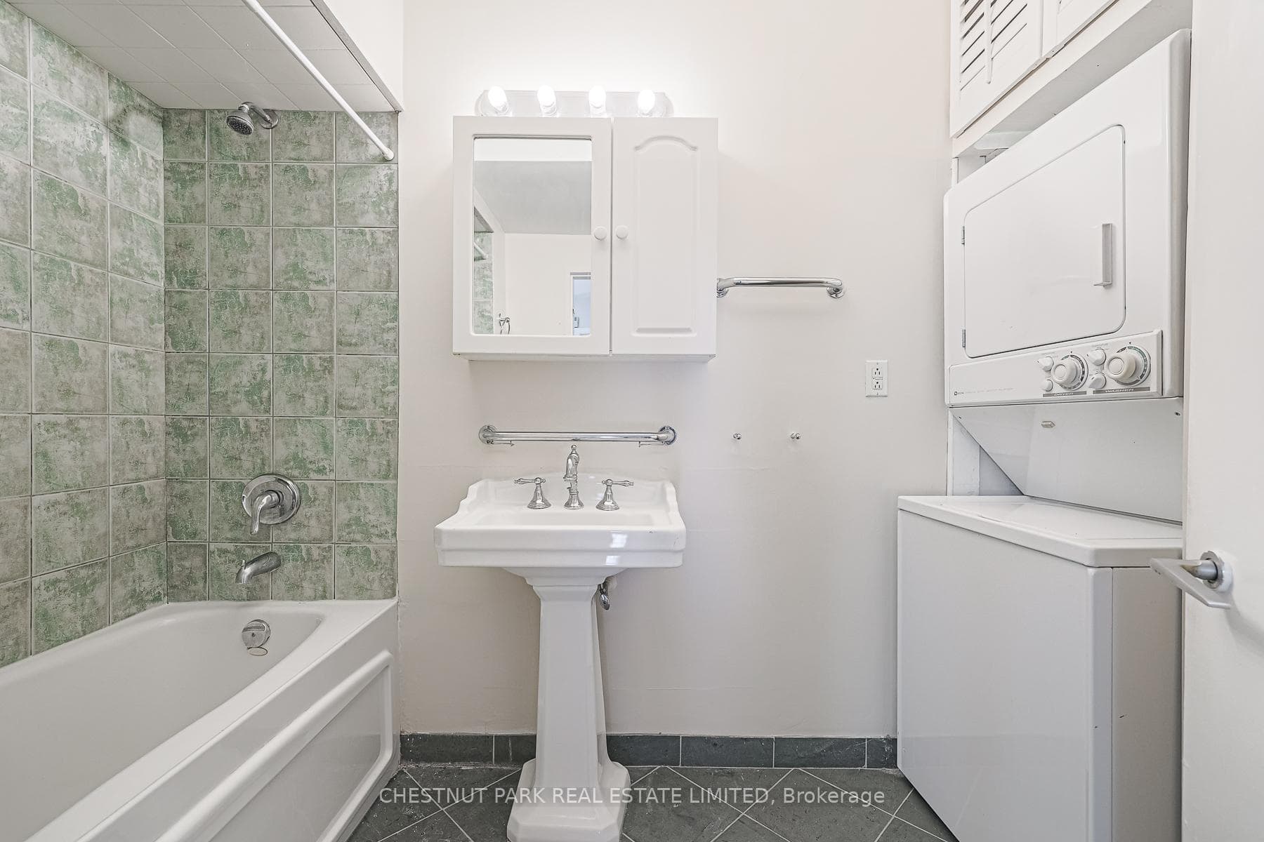 386 Sumach Street photo 13