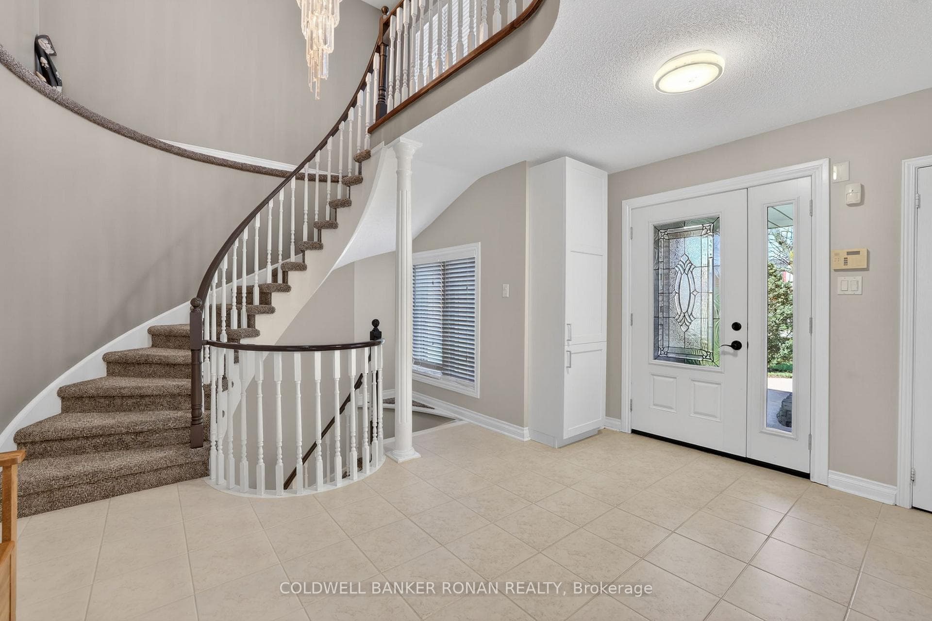 240 Howard Crescent photo 3