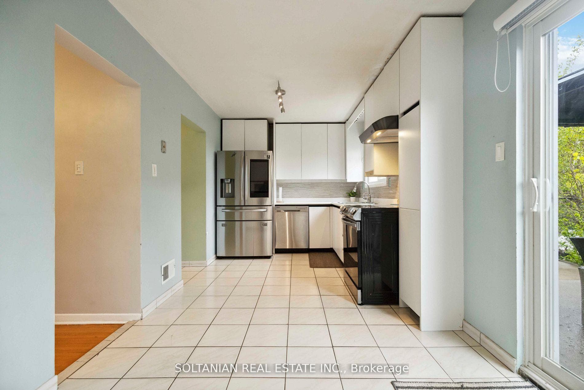 102 Elnathan Crescent photo 13