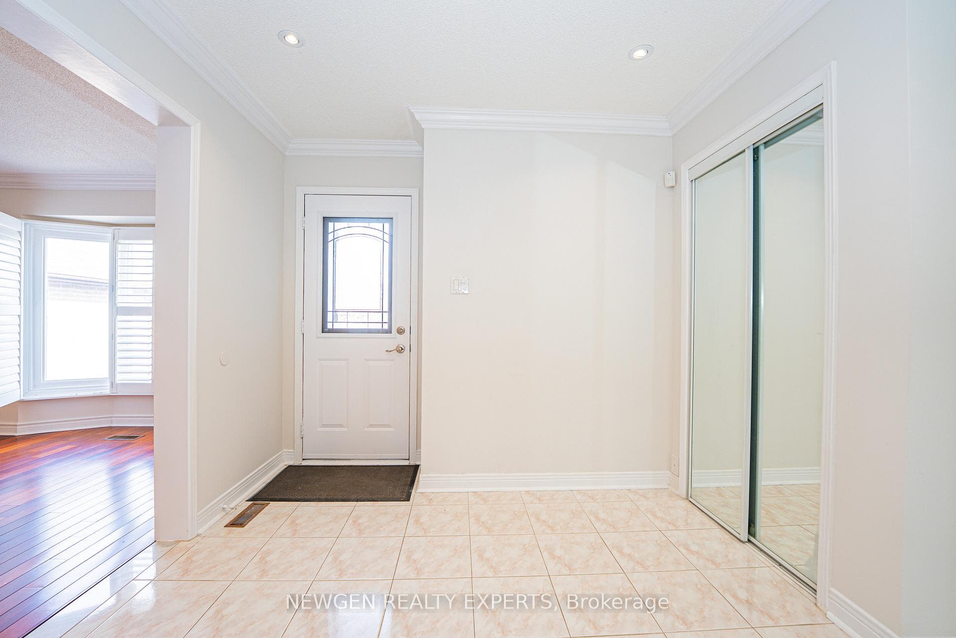 609 Yorkminster Crescent photo 5