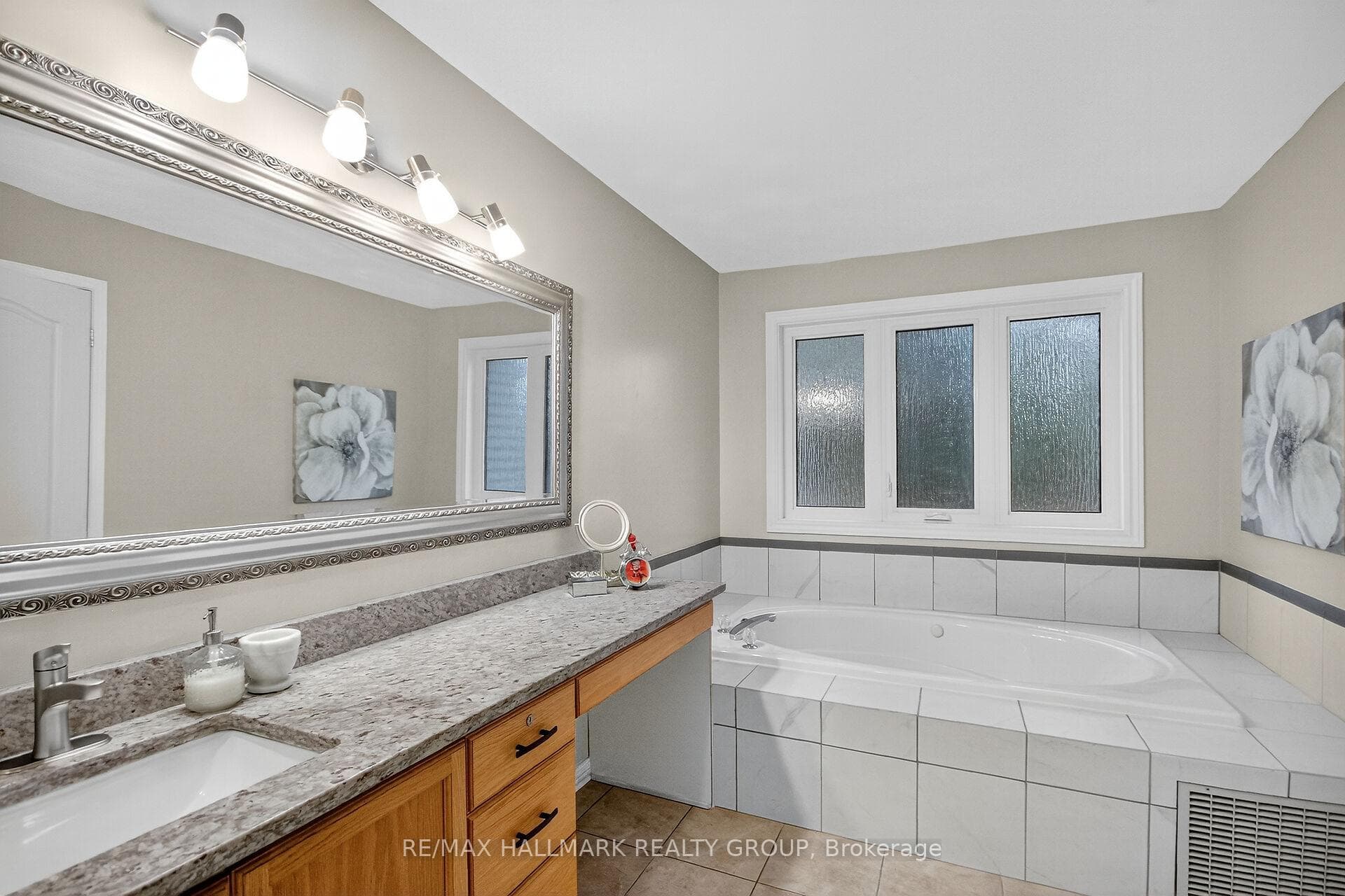 110 Hunter's Glen Crescent photo 20