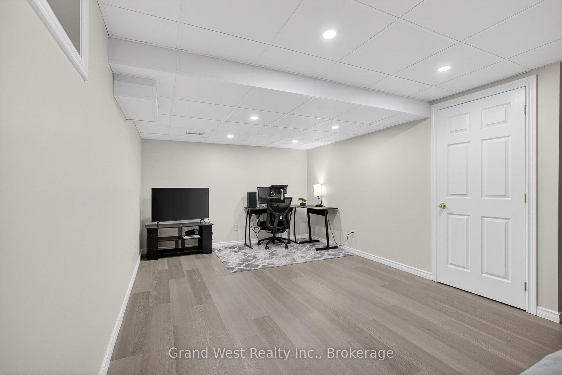 12 FERNCLIFFE Street photo 34