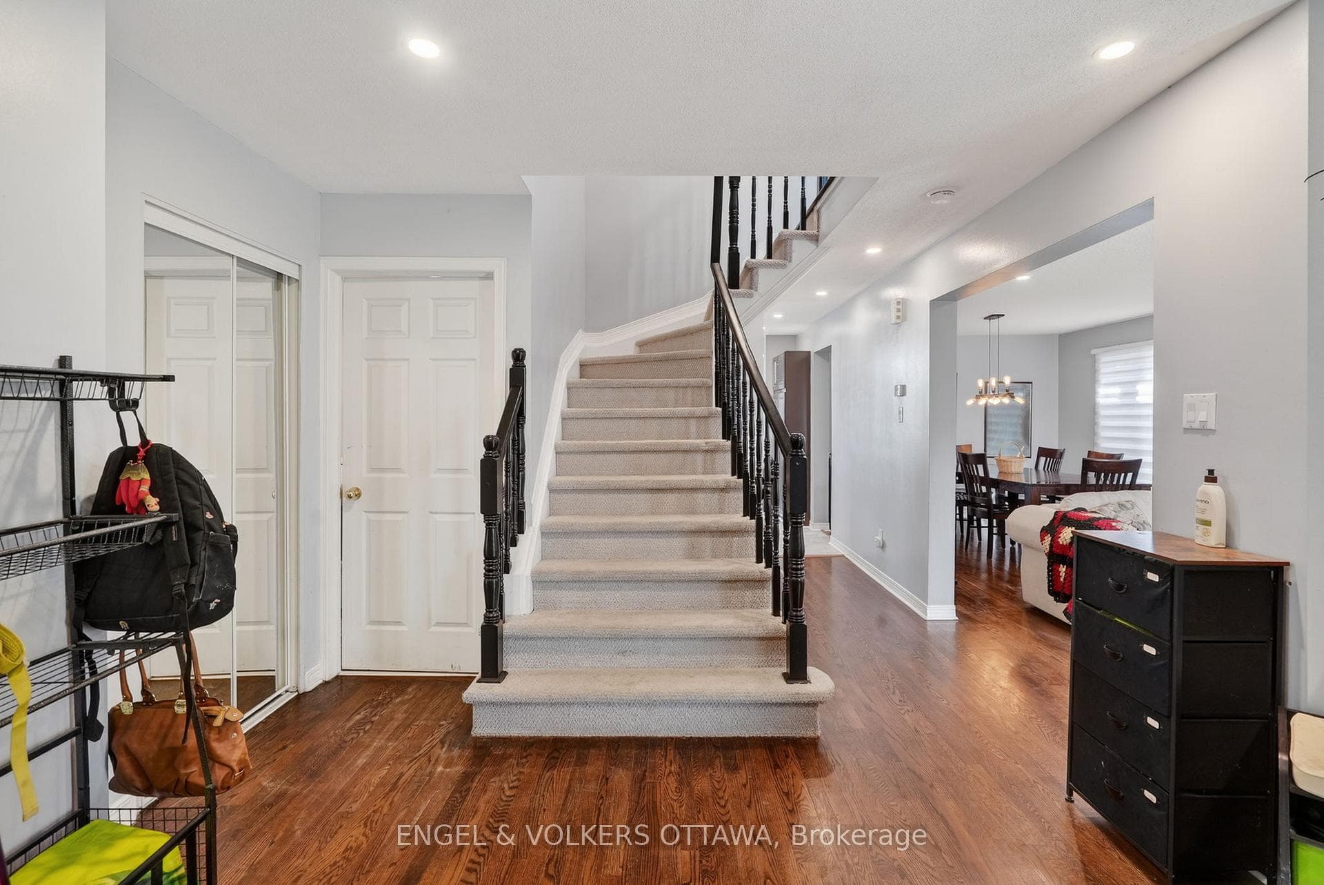 1033 Como Crescent photo 5