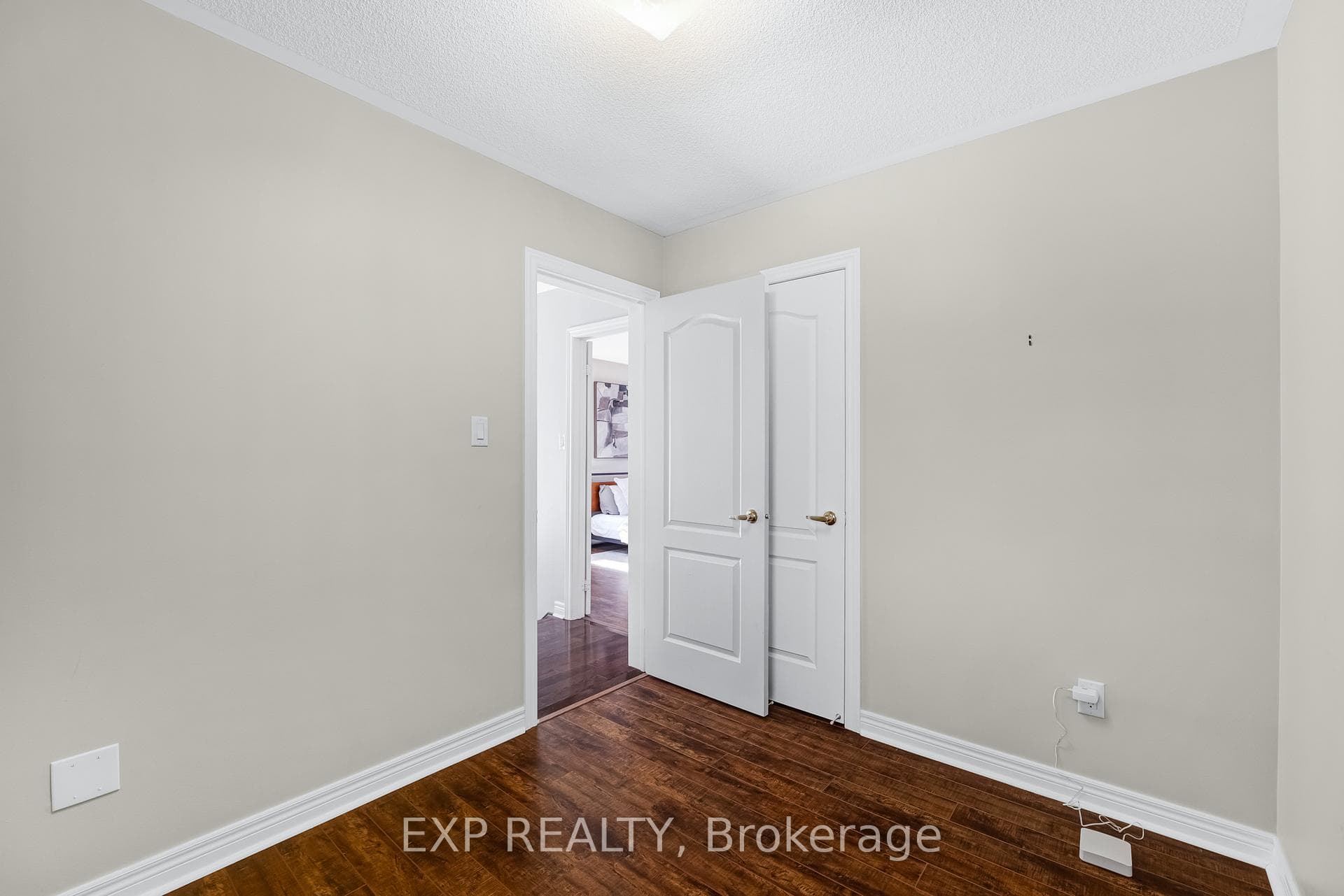 102 Juglans Crescent photo 30