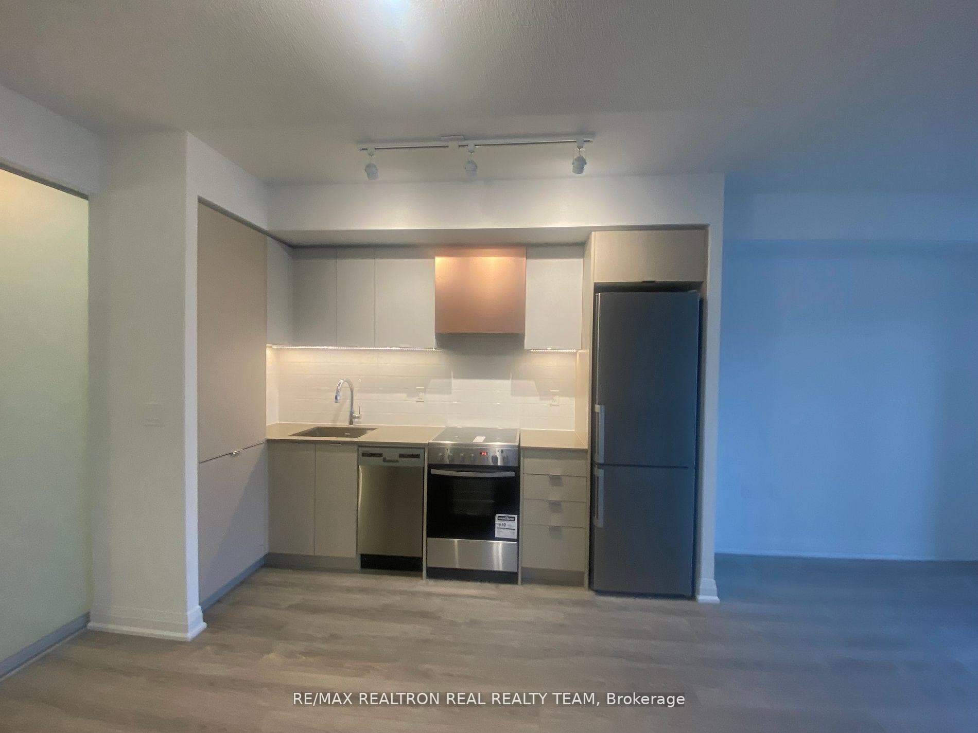 10 Gibbs Road Unit 602 photo 9