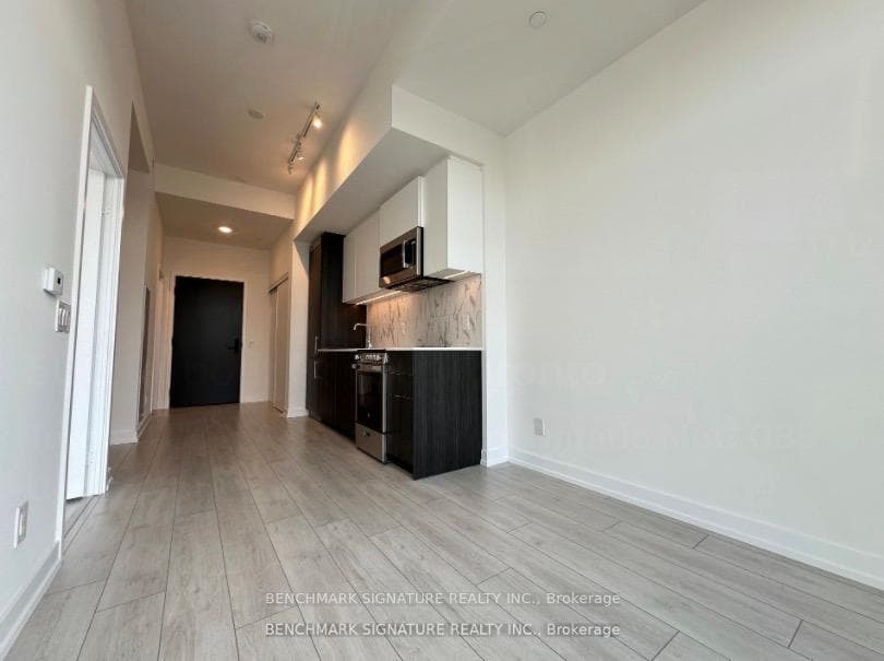 500 Dupont Street Unit 709 photo 5