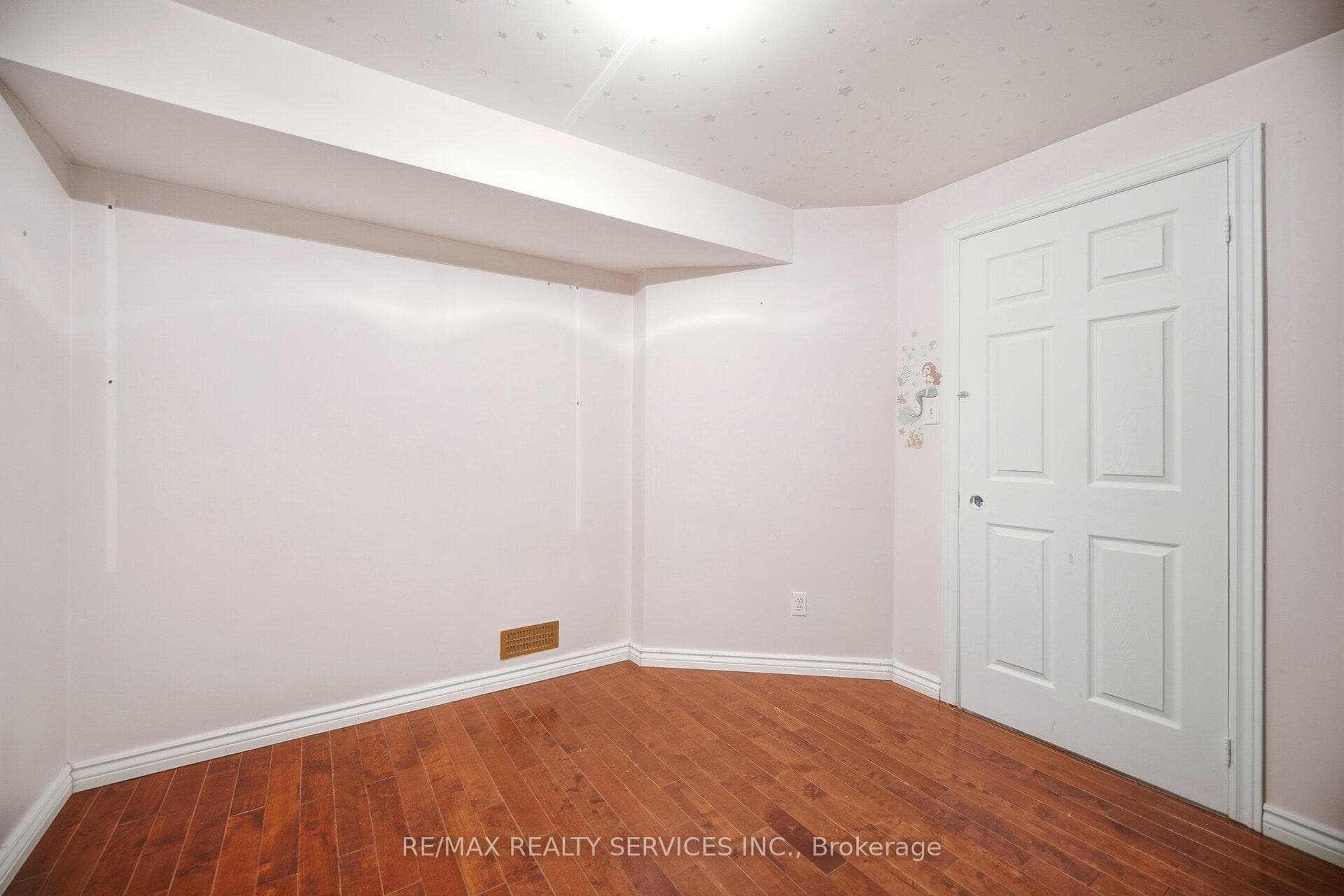 28 GOLD PARK Place photo 47