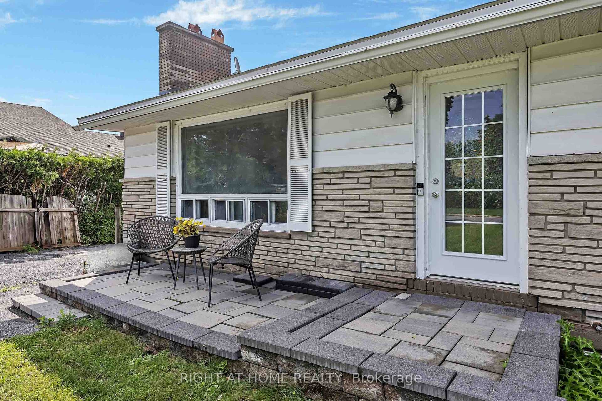 24 Largo Crescent photo 1