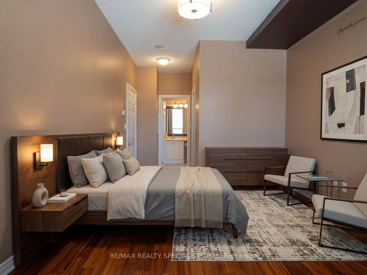 3504 Hurontario Street Unit 307 photo 4