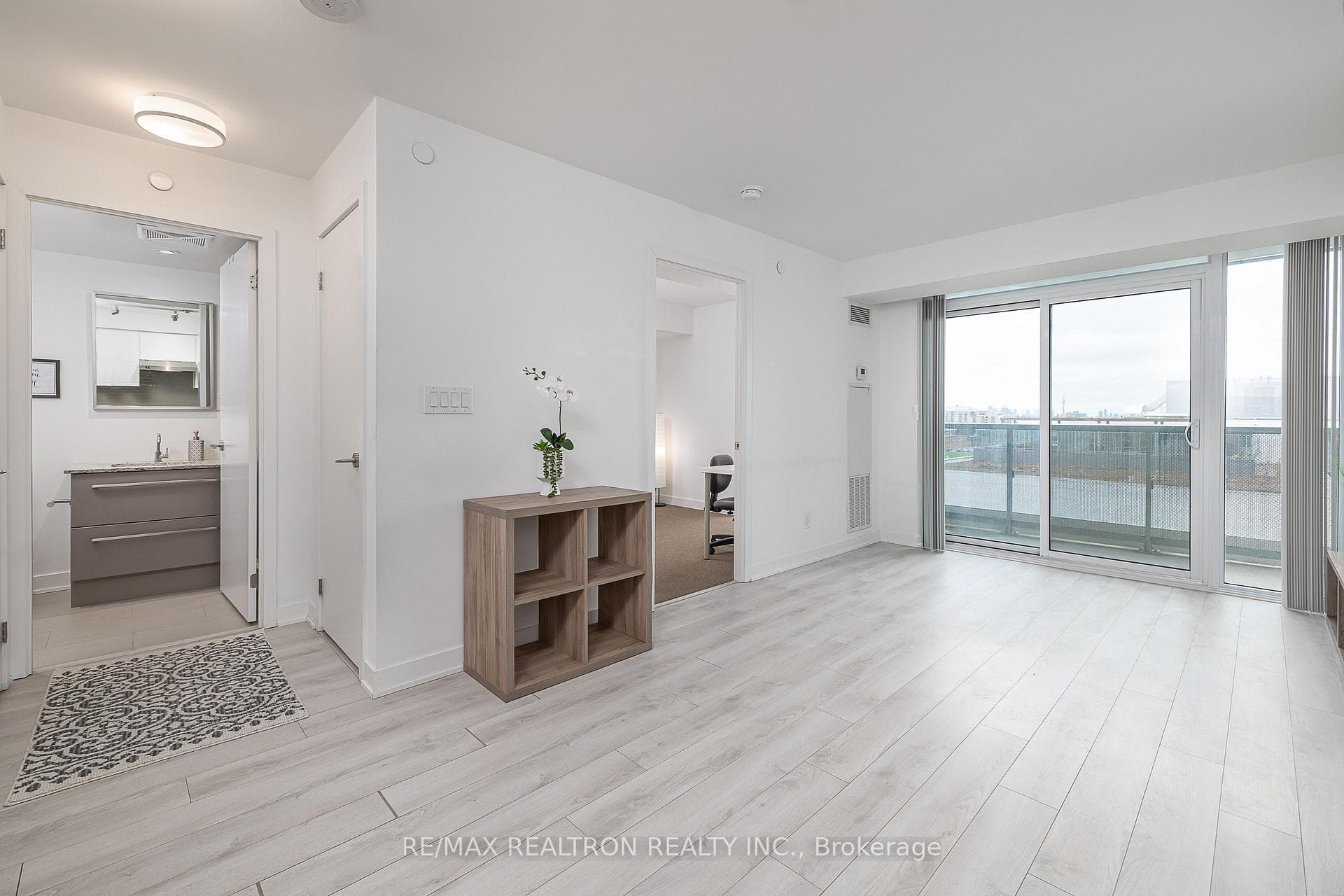 160 FLEMINGTON Road Unit 803 photo 9