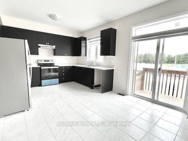 78 Ferragine Crescent photo 5