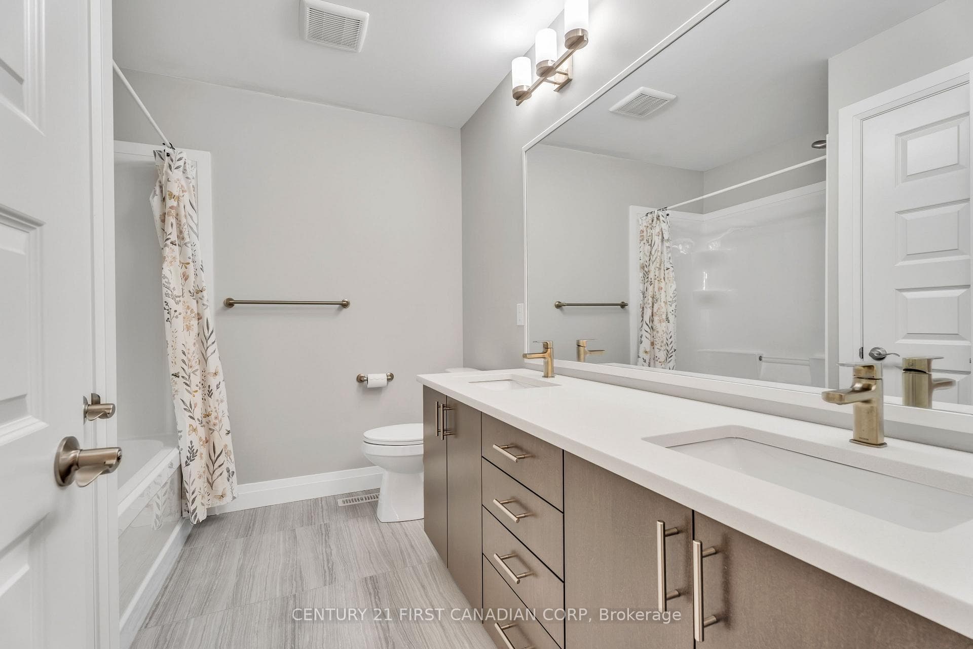 1351 DYER Crescent photo 28