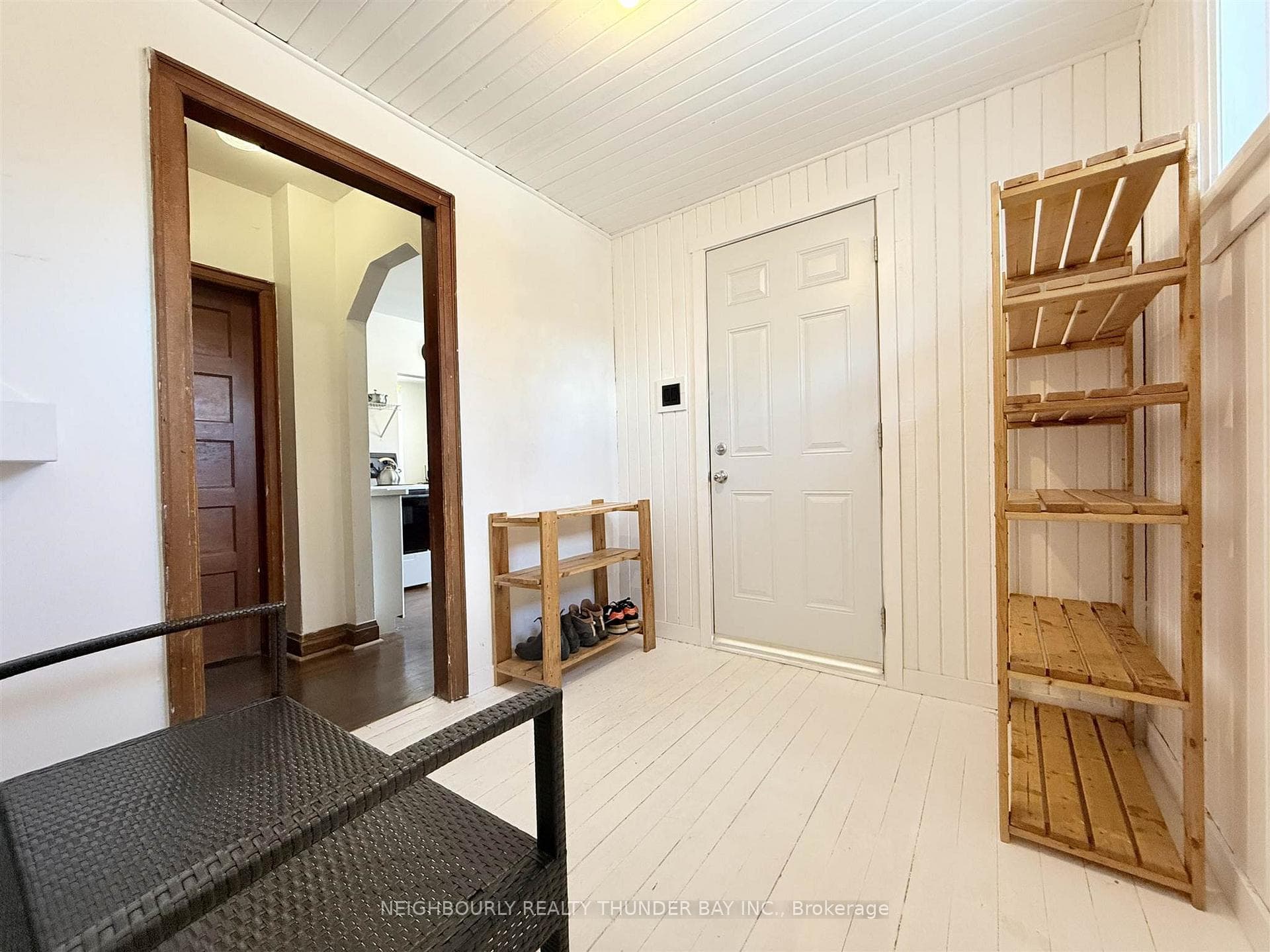 543 Leslie Avenue photo 17
