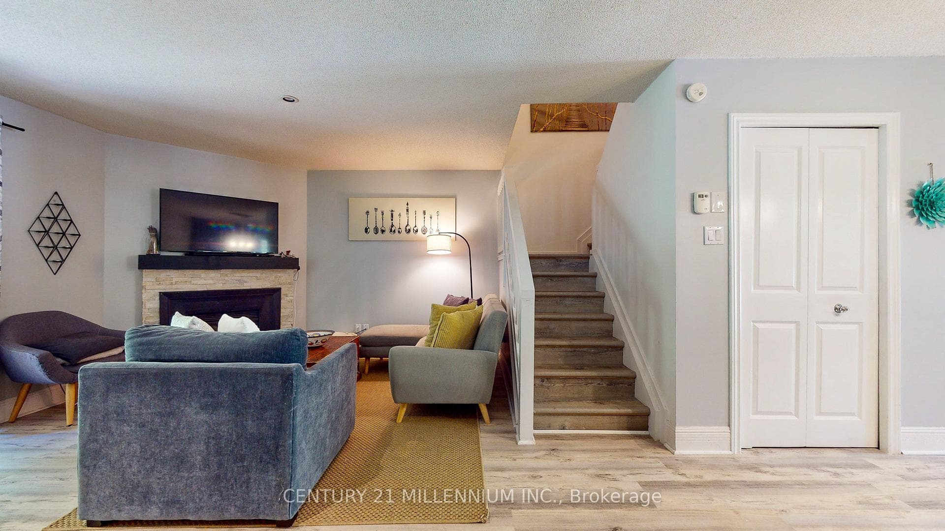 588 Oxbow Crescent photo 12
