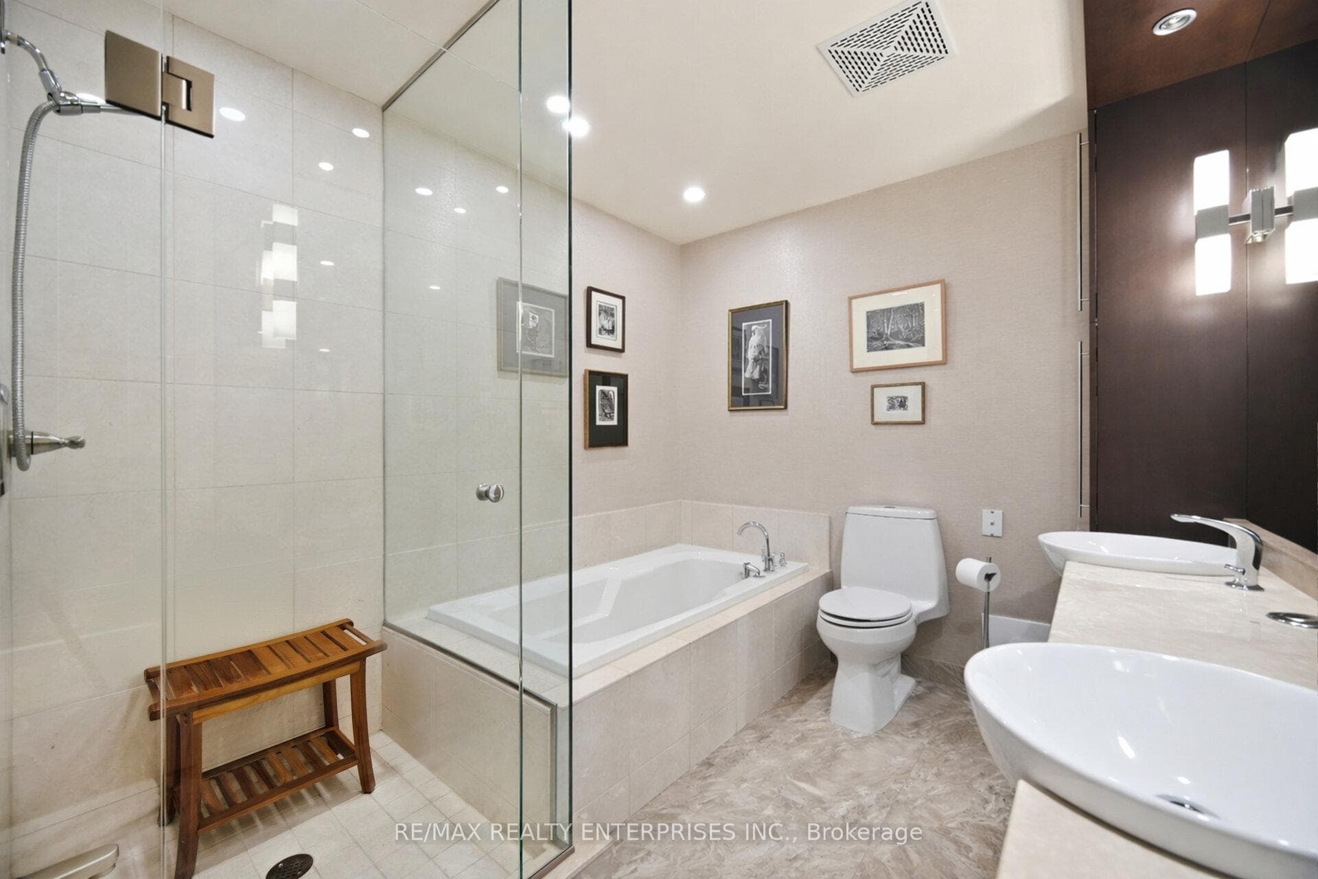 5-piece Ensuite with soaker tub
