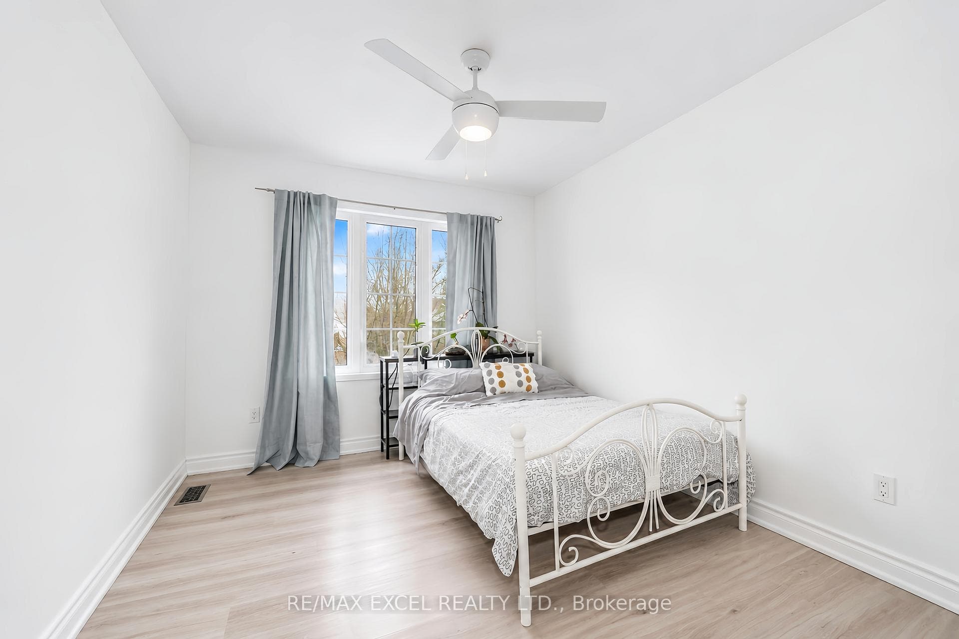 1031 Beneford Road photo 26