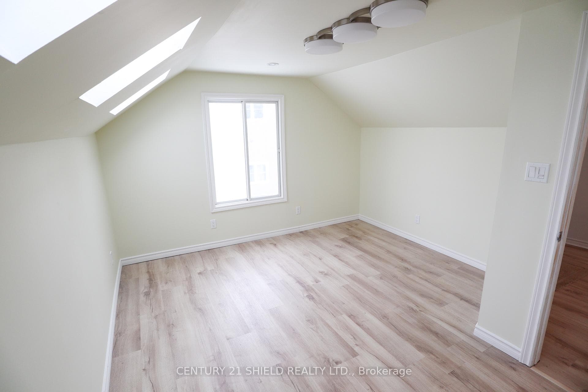 143 Carleton Street photo 13