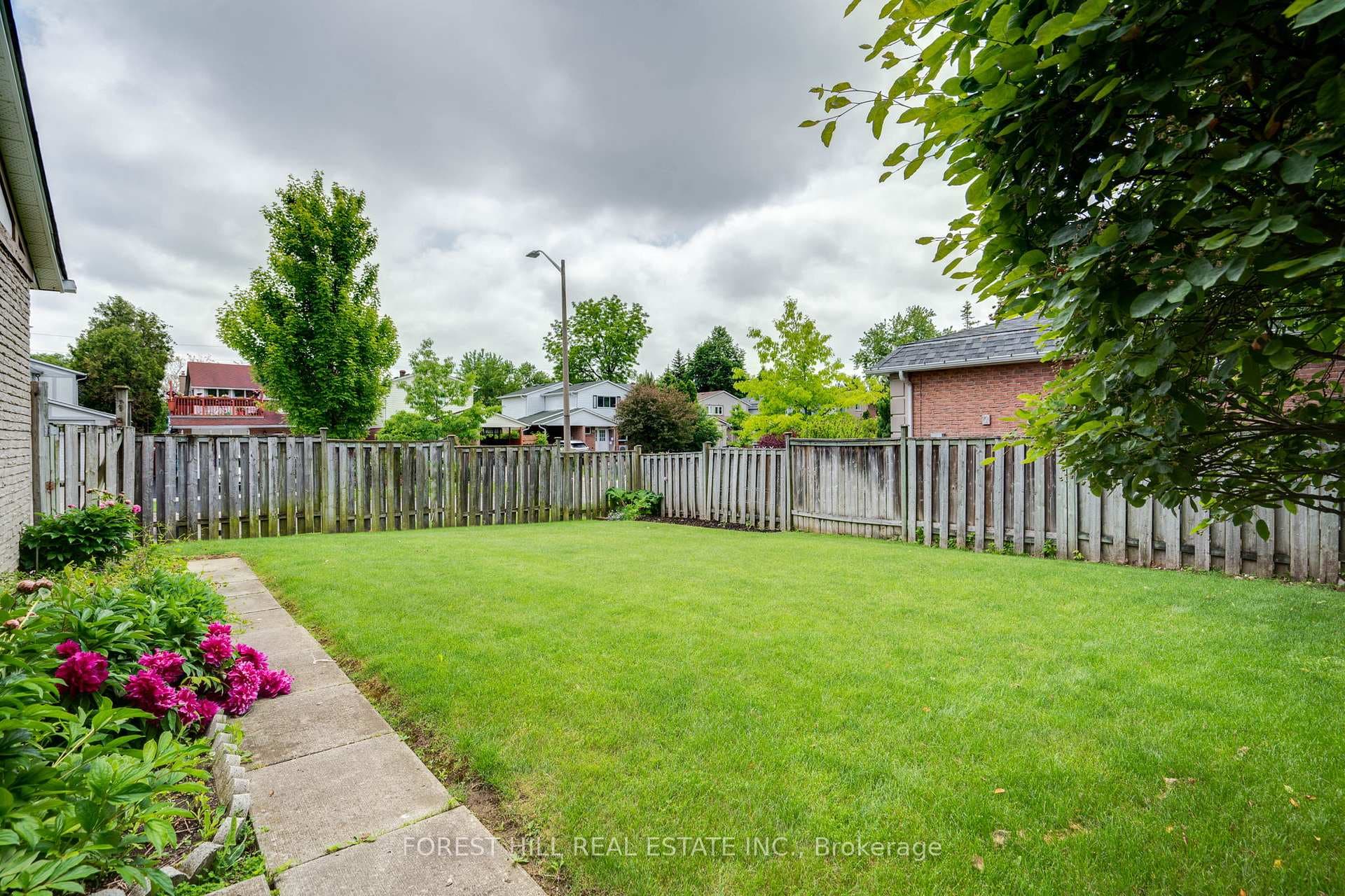 143 Holm Crescent photo 34