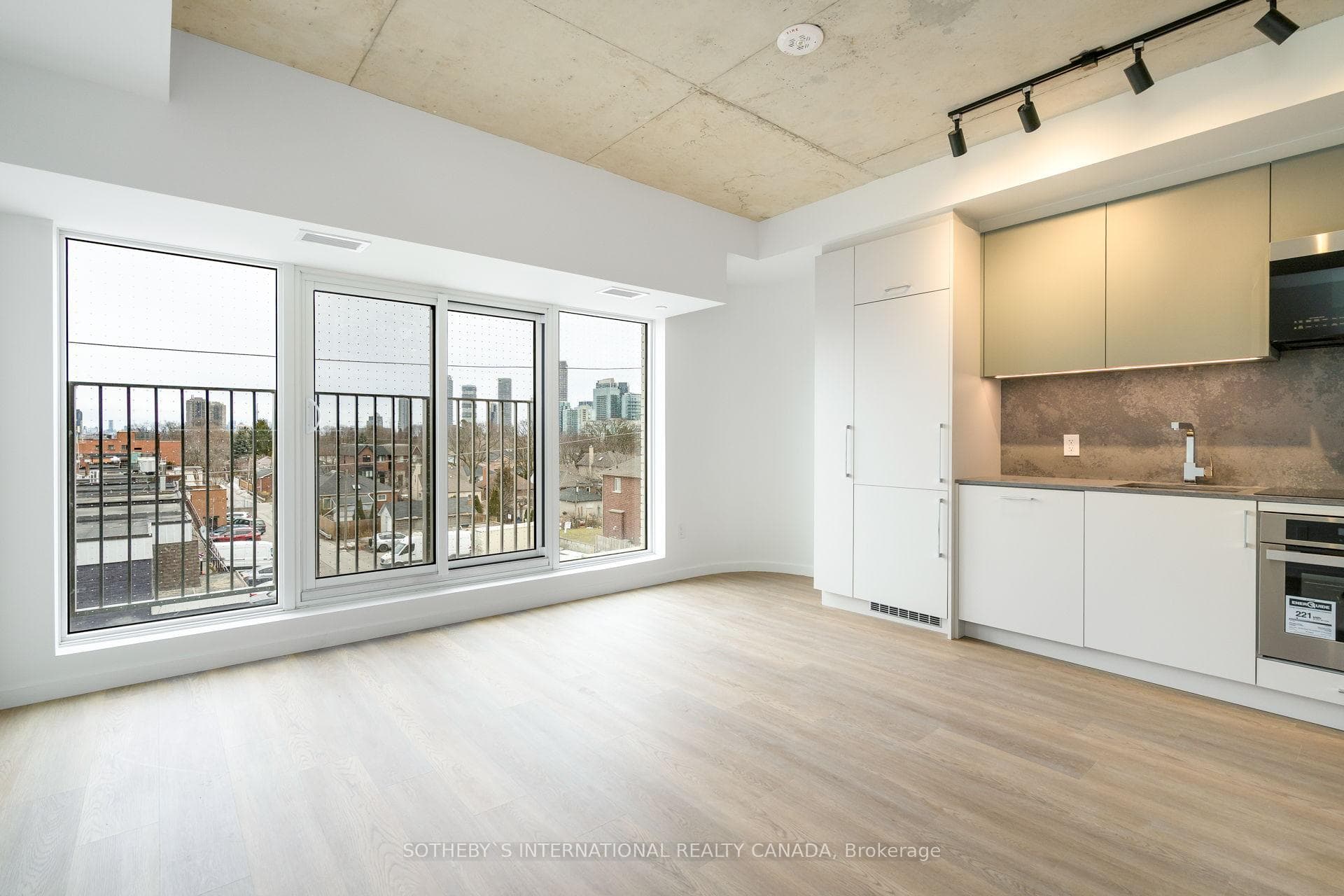 689 The Queensway N/A Unit 323 photo 15