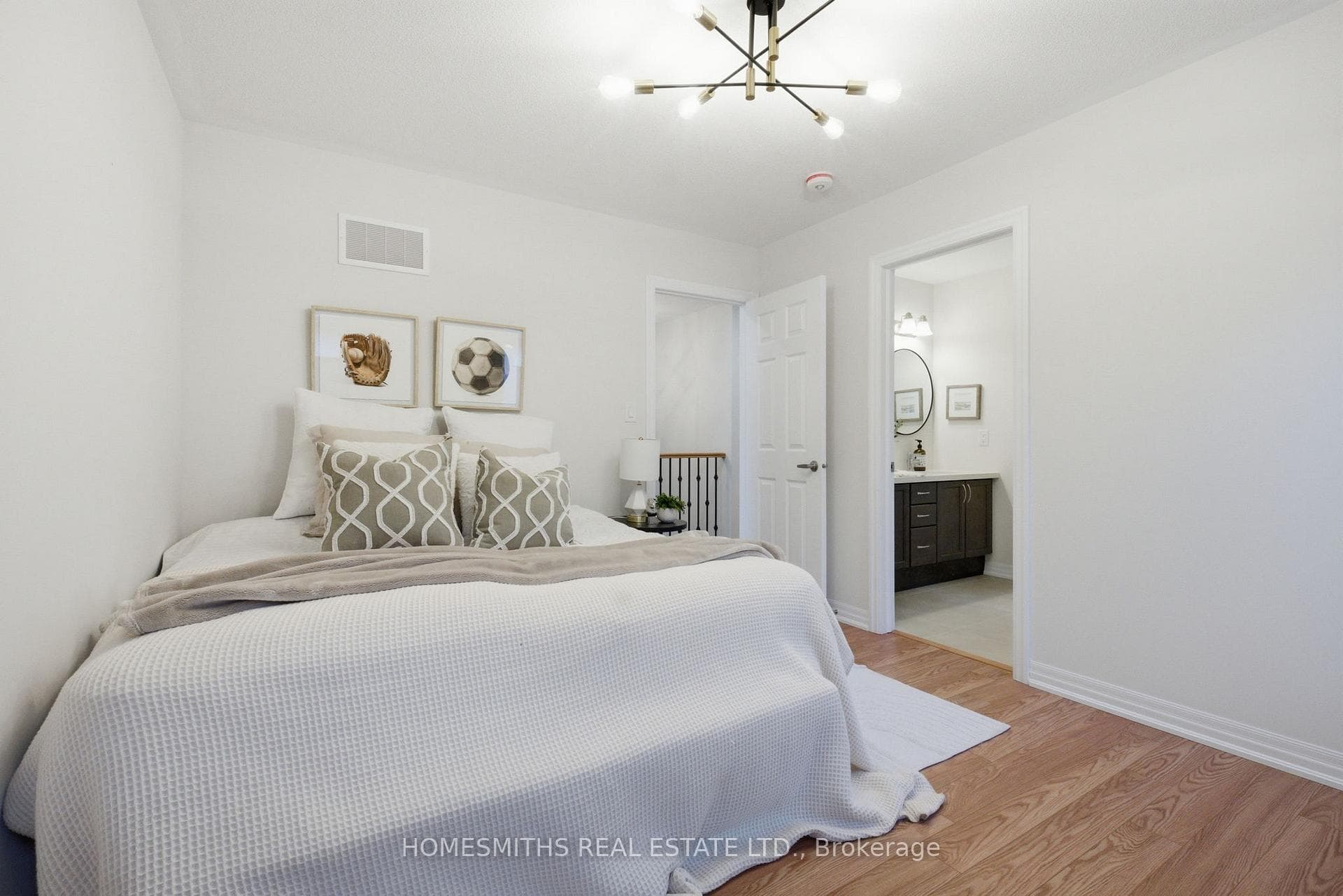 11 Northrop Avenue photo 31