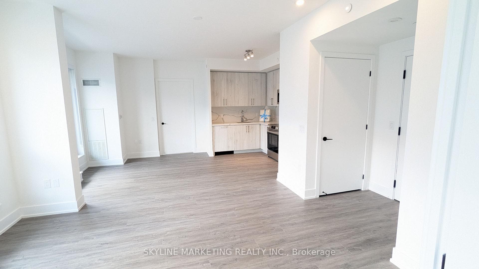 2450 Old Bronte Road Unit 715 photo 1