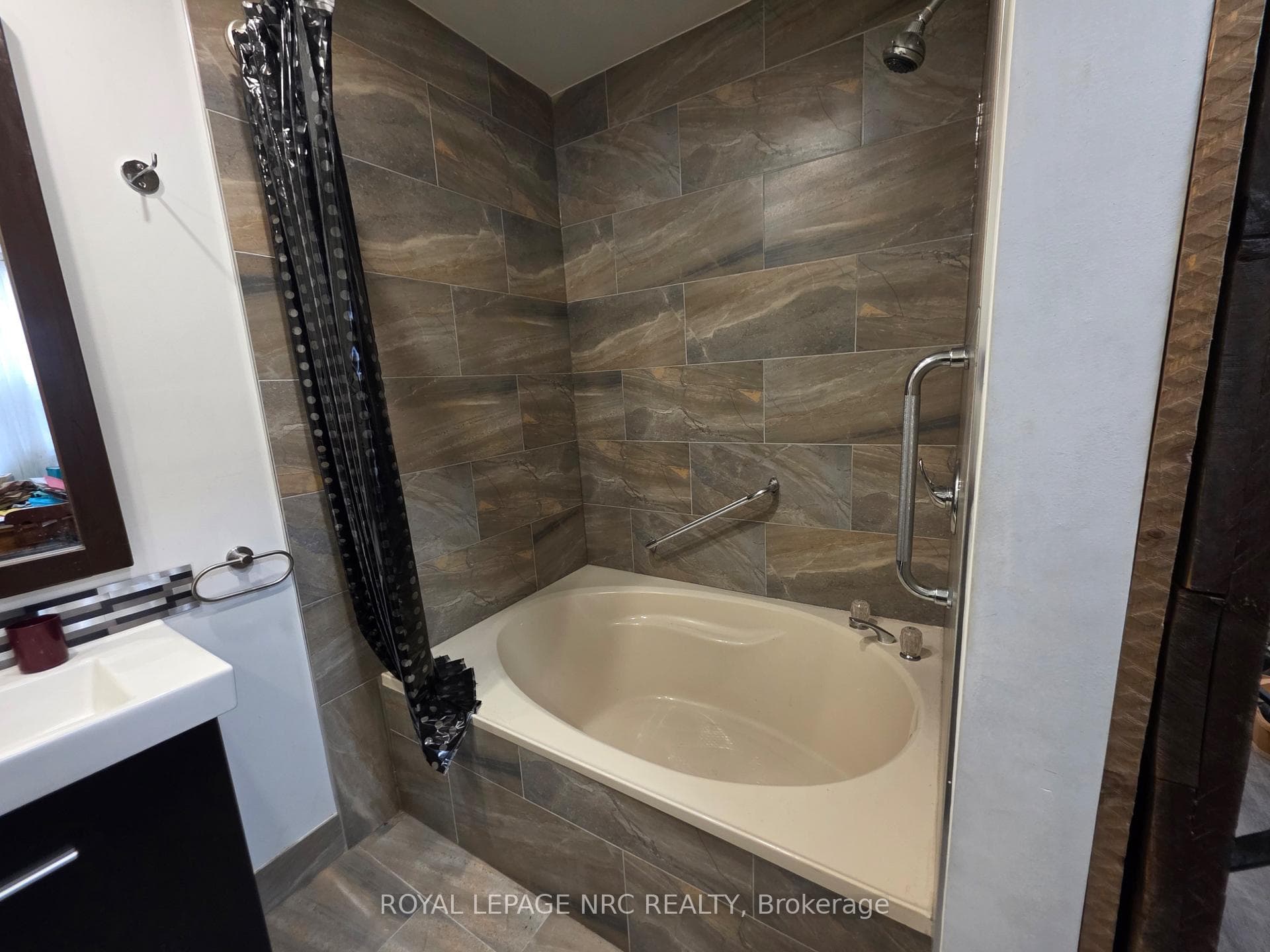 220 Emerald Street photo 8