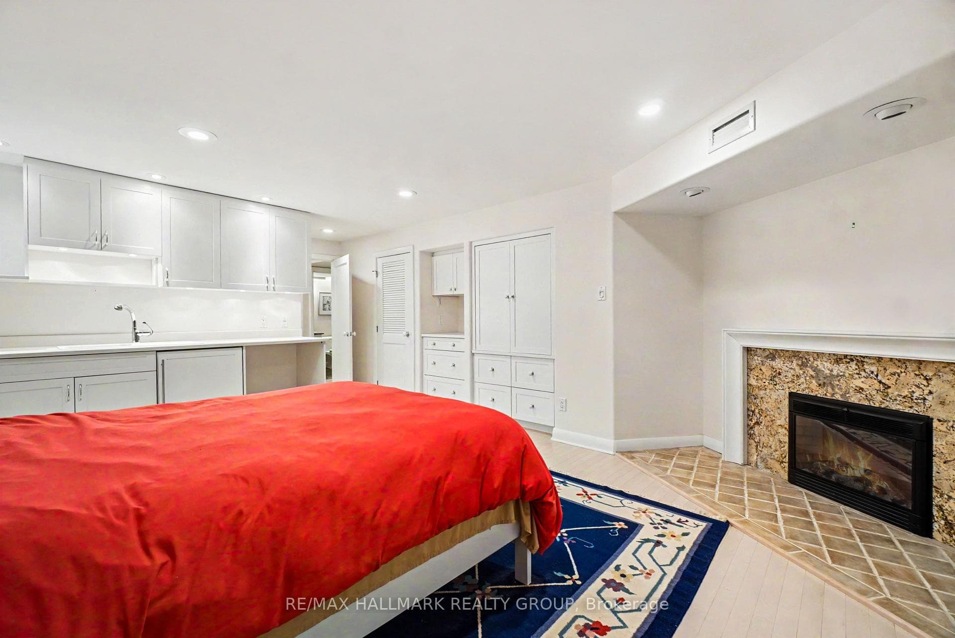 3rd bedroom w/heated flrs & fireplace