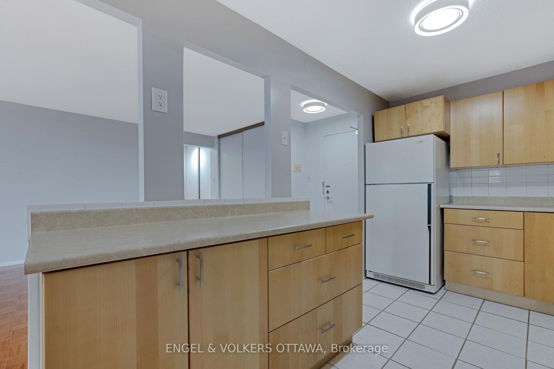 665 Bathgate Drive Unit 301 photo 13