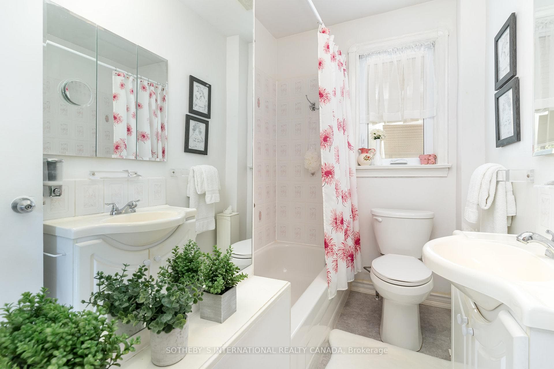 Main bathroom with tub-shower combo