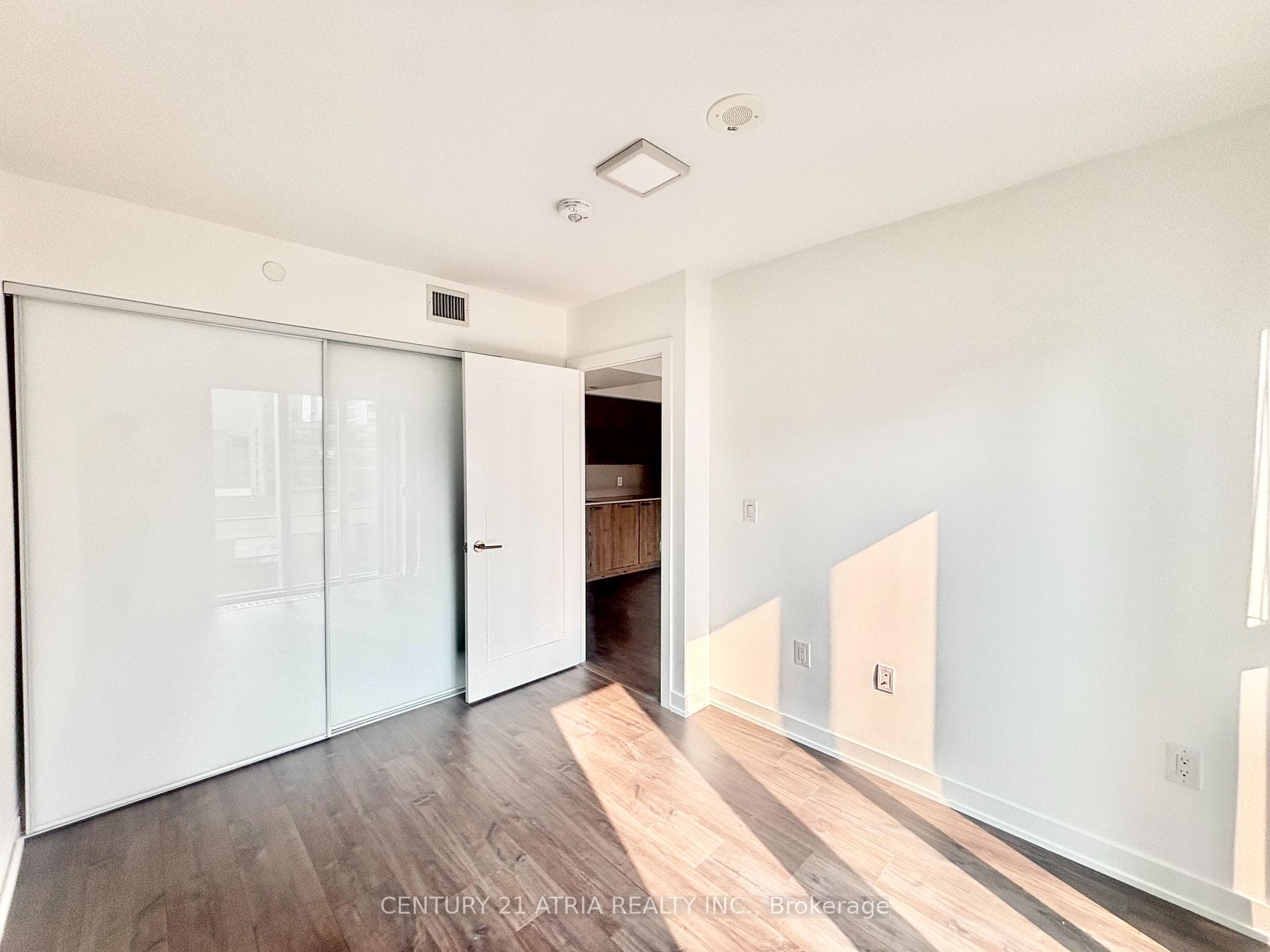 50 McCaul St Street Unit 811 photo 8