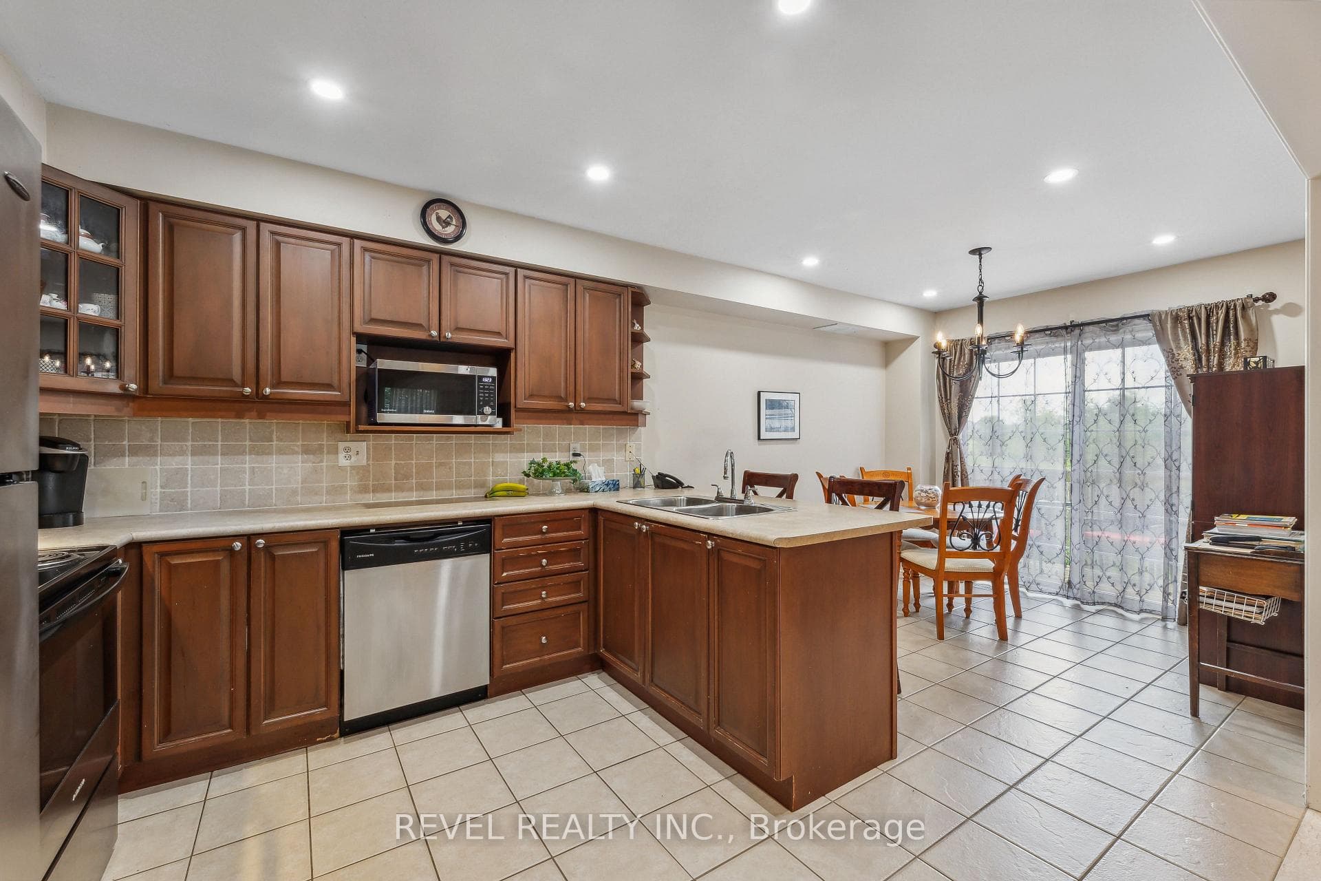 AMPLE CUPBOARD AND COUNTER SPACE