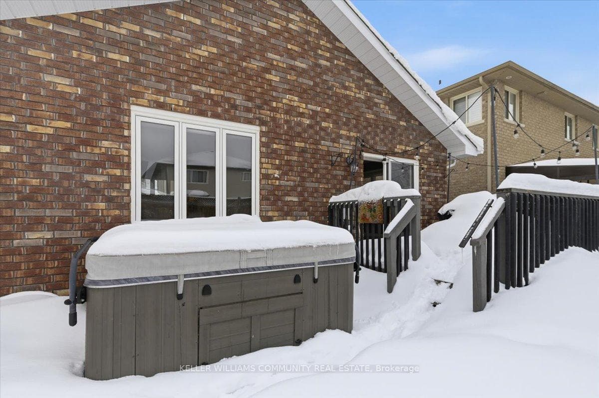 210 Chandler Crescent photo 36