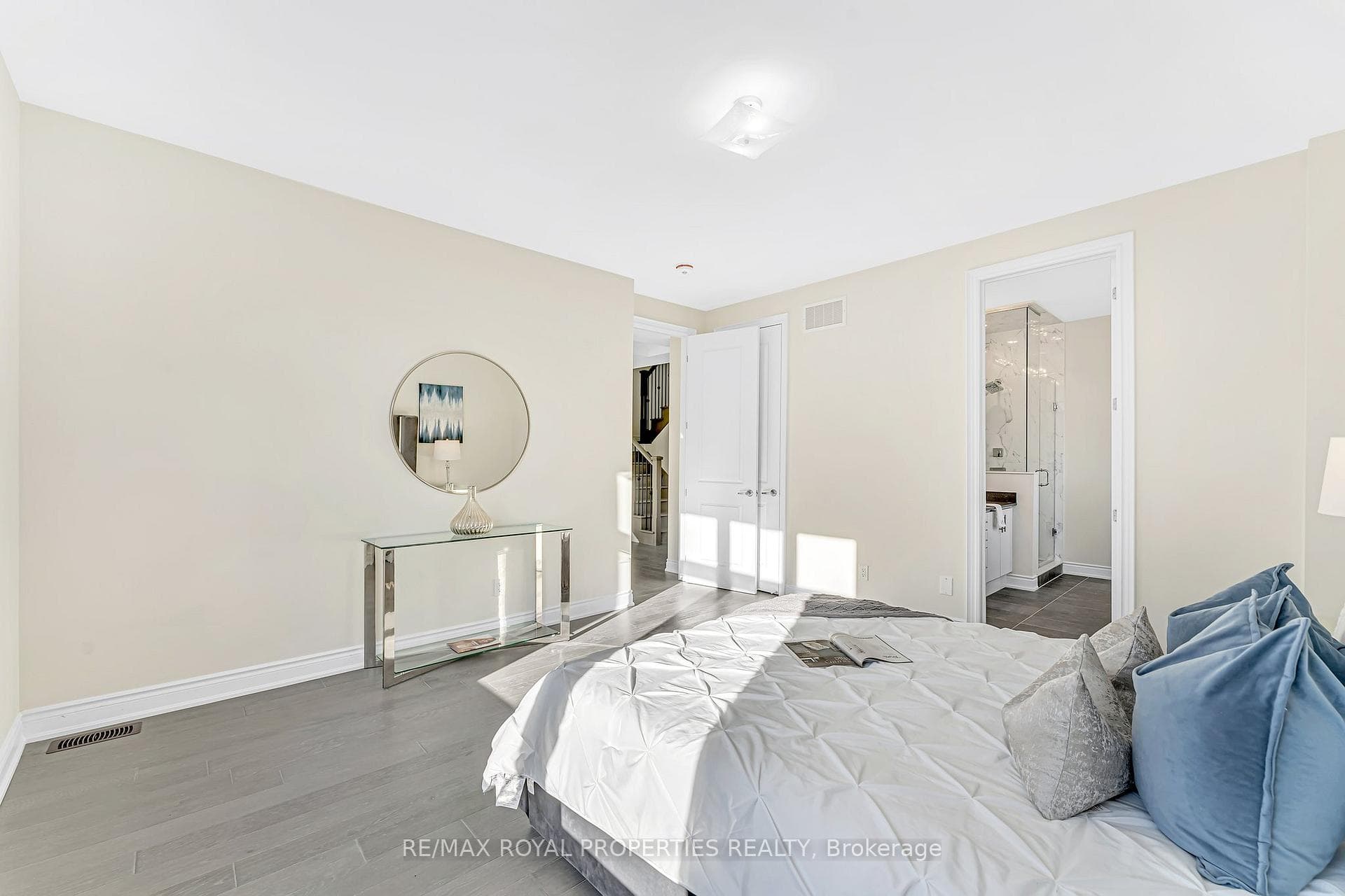 10 hinge Lane photo 18