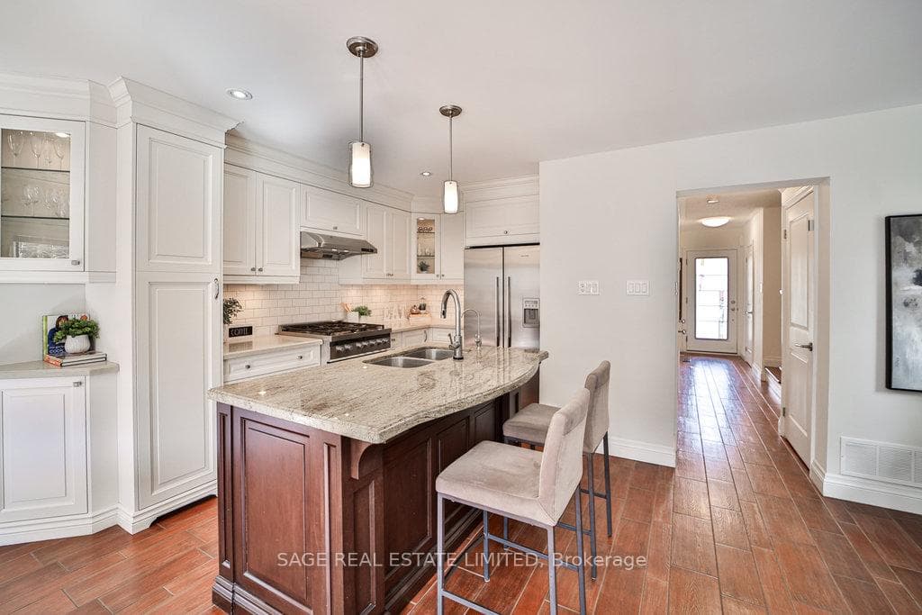 206 Kelso Crescent photo 2