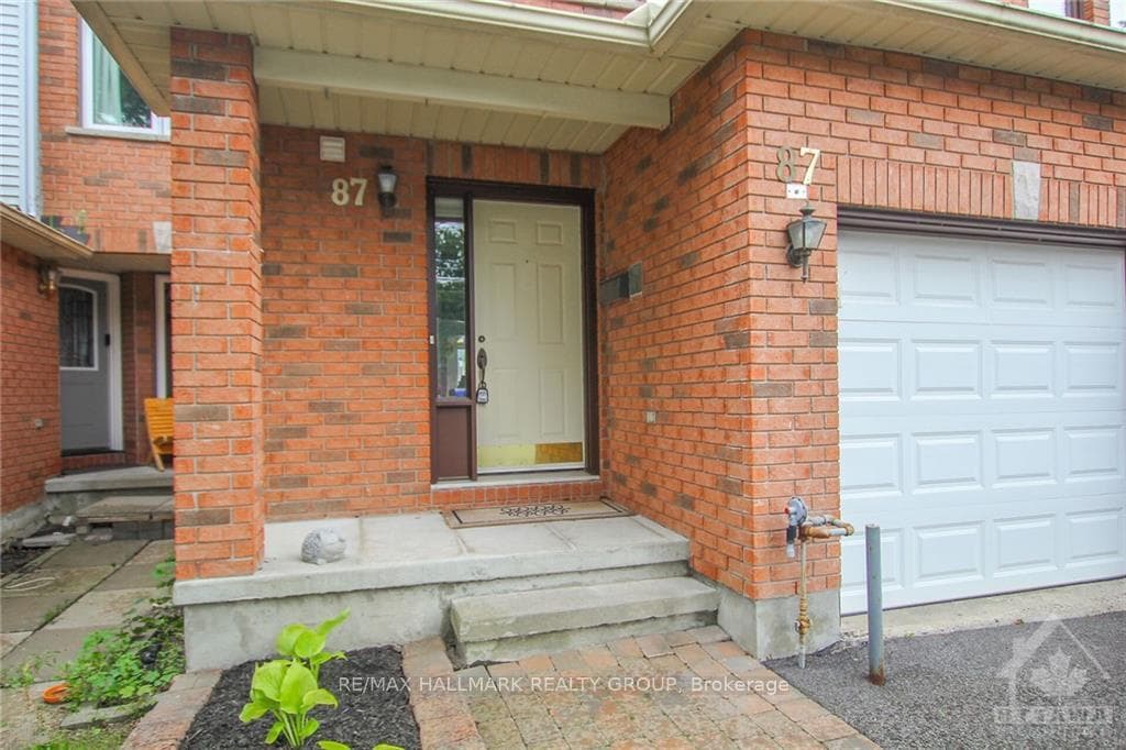 87 GRENADIER Way photo 2