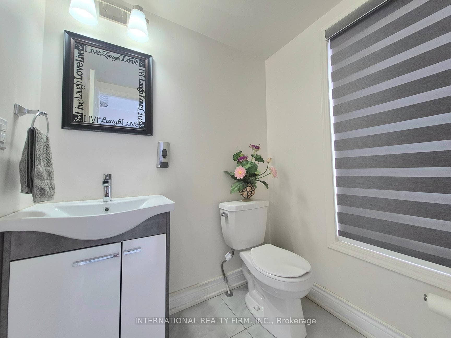 Ground flr powder room with upgraded vanity & tile
