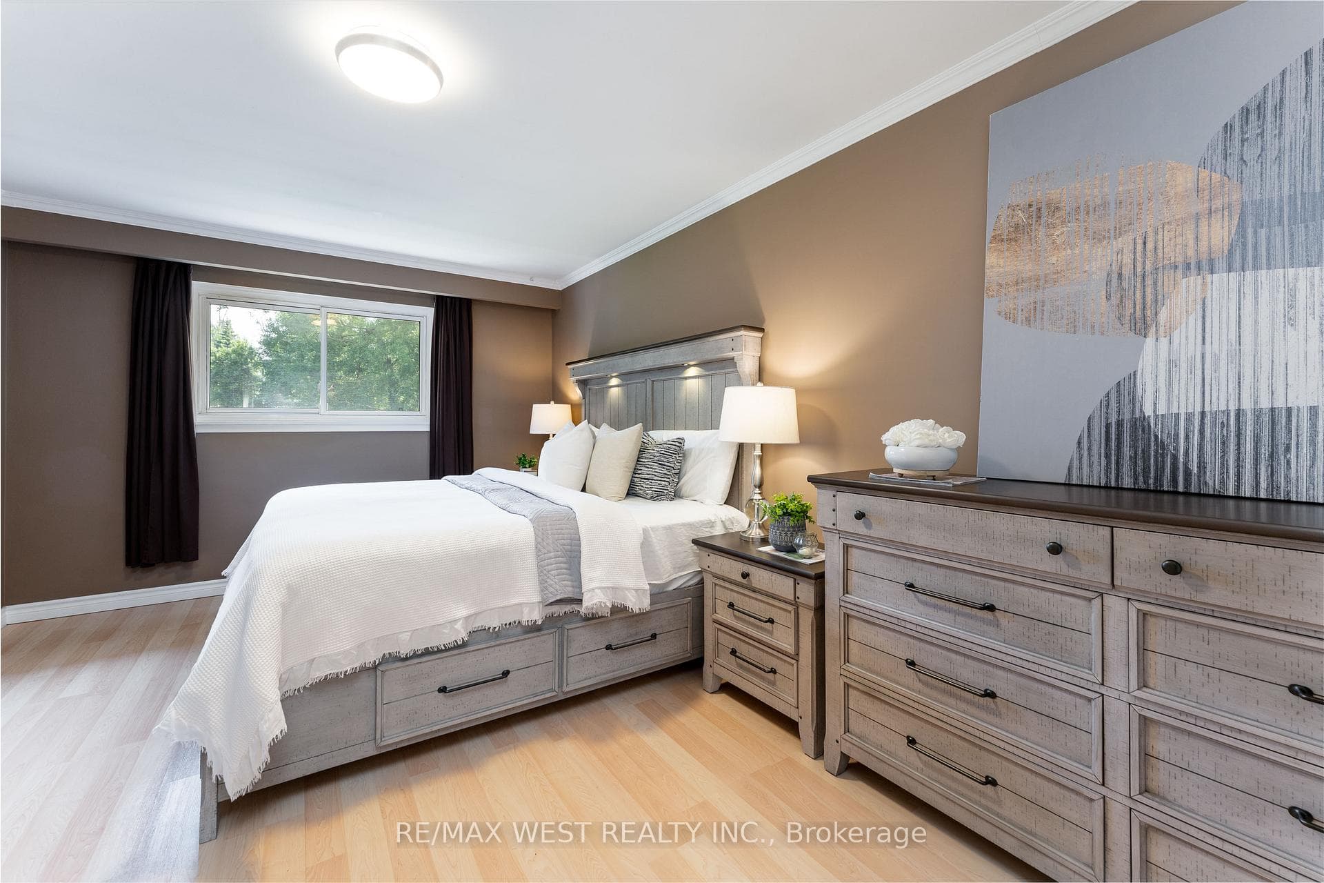 31 Pixley Crescent photo 17